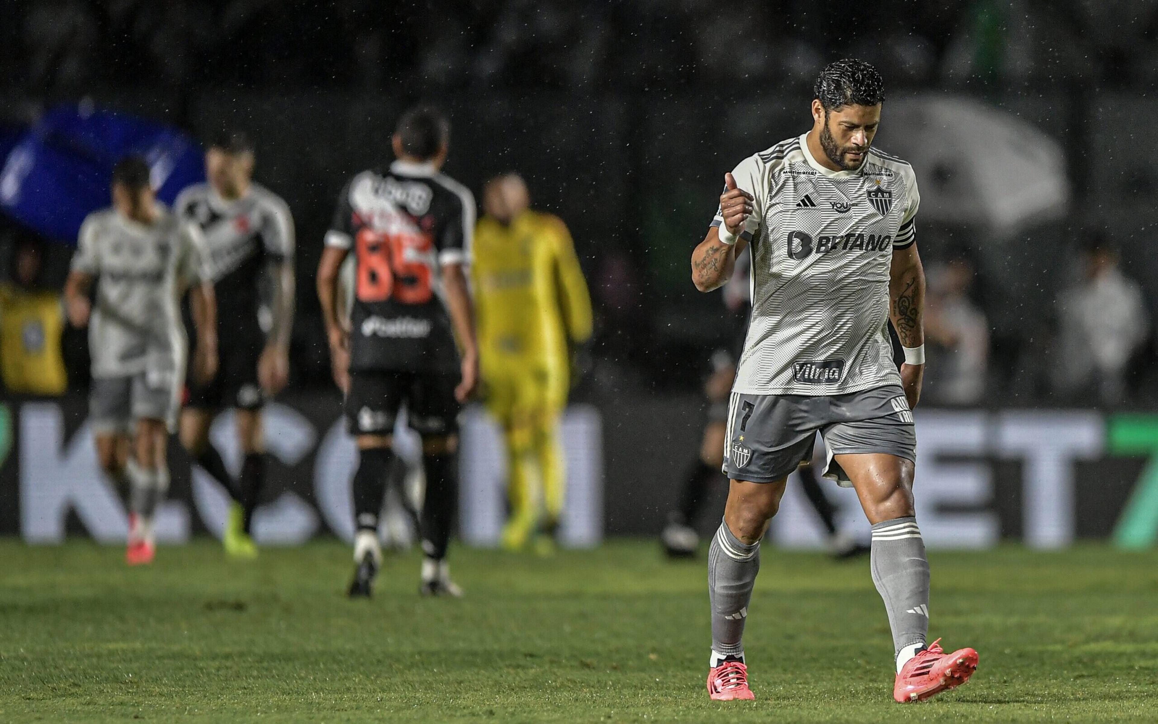 Vasco x Atlético-MG: Cléber Machado analisa reação de Léo Jardim em gol de Hulk