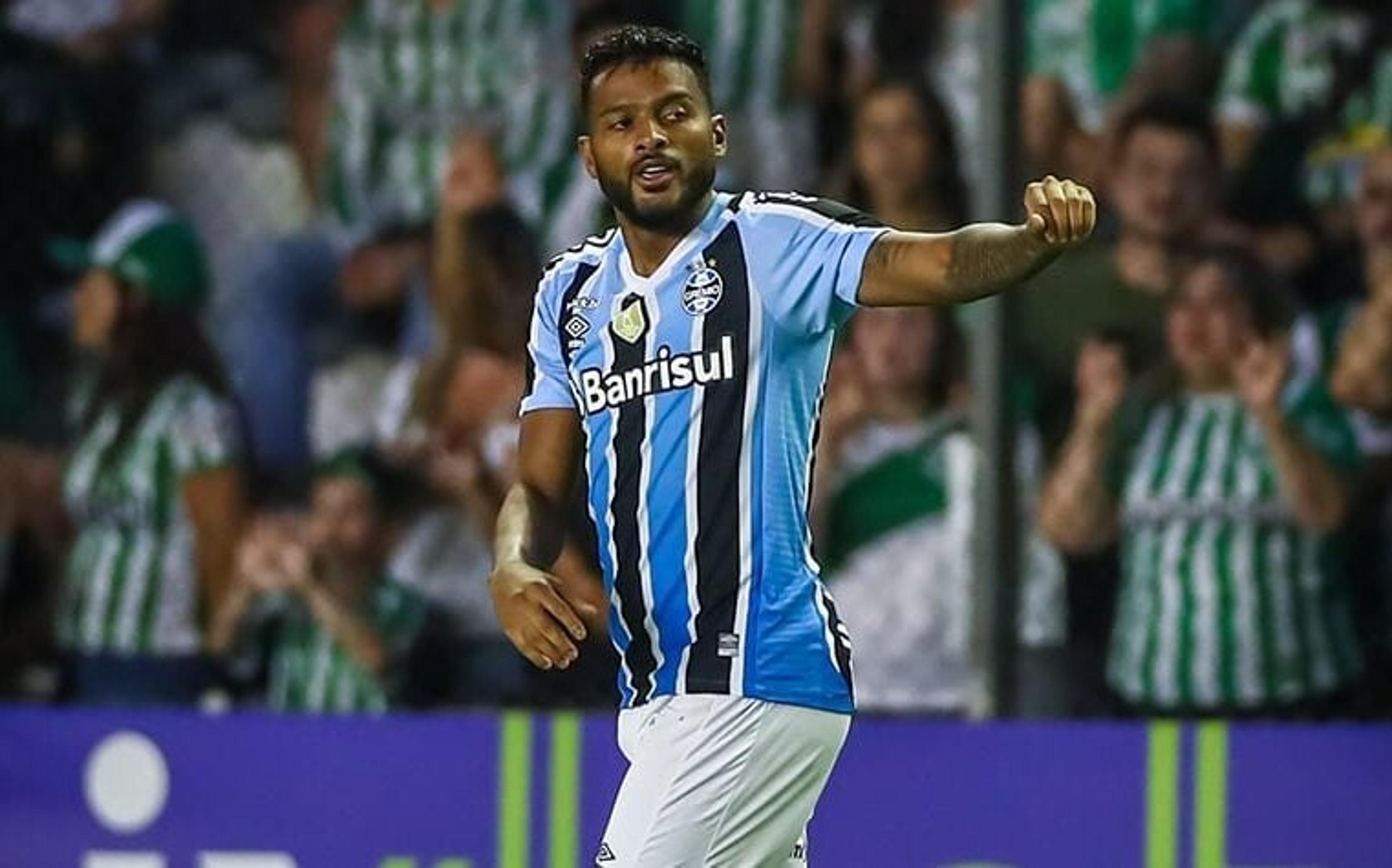 Em fim de contrato, Reinaldo é o lateral mais decisivo da década do Grêmio