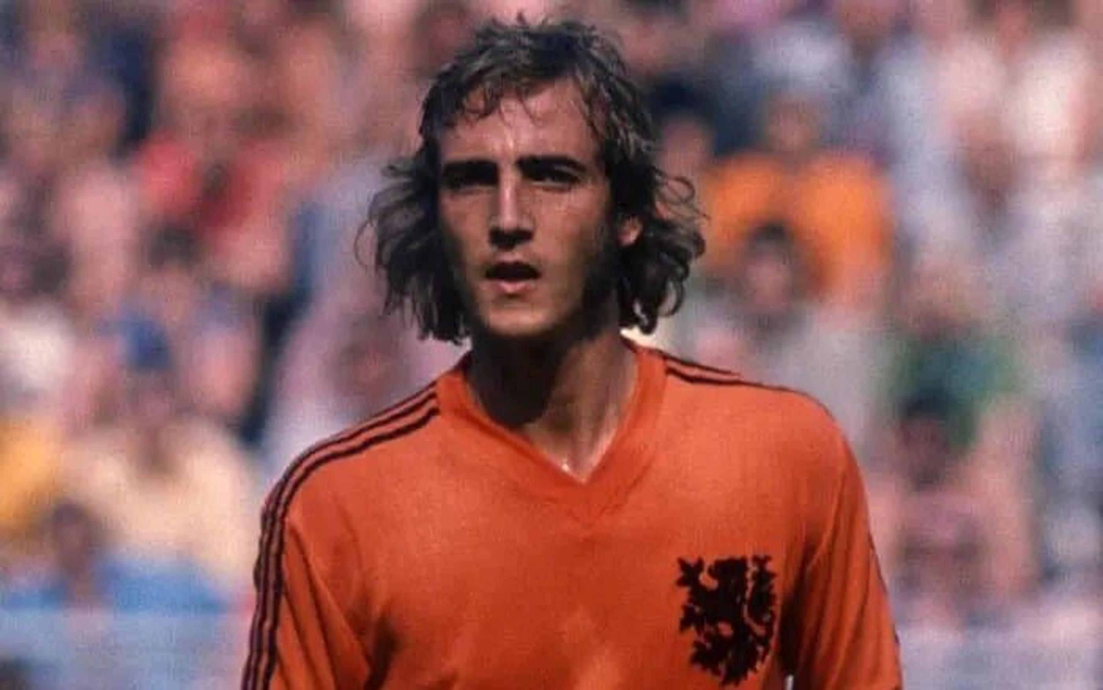 Morre Johan Neeskens, ídolo da seleção da Holanda, aos 73 anos