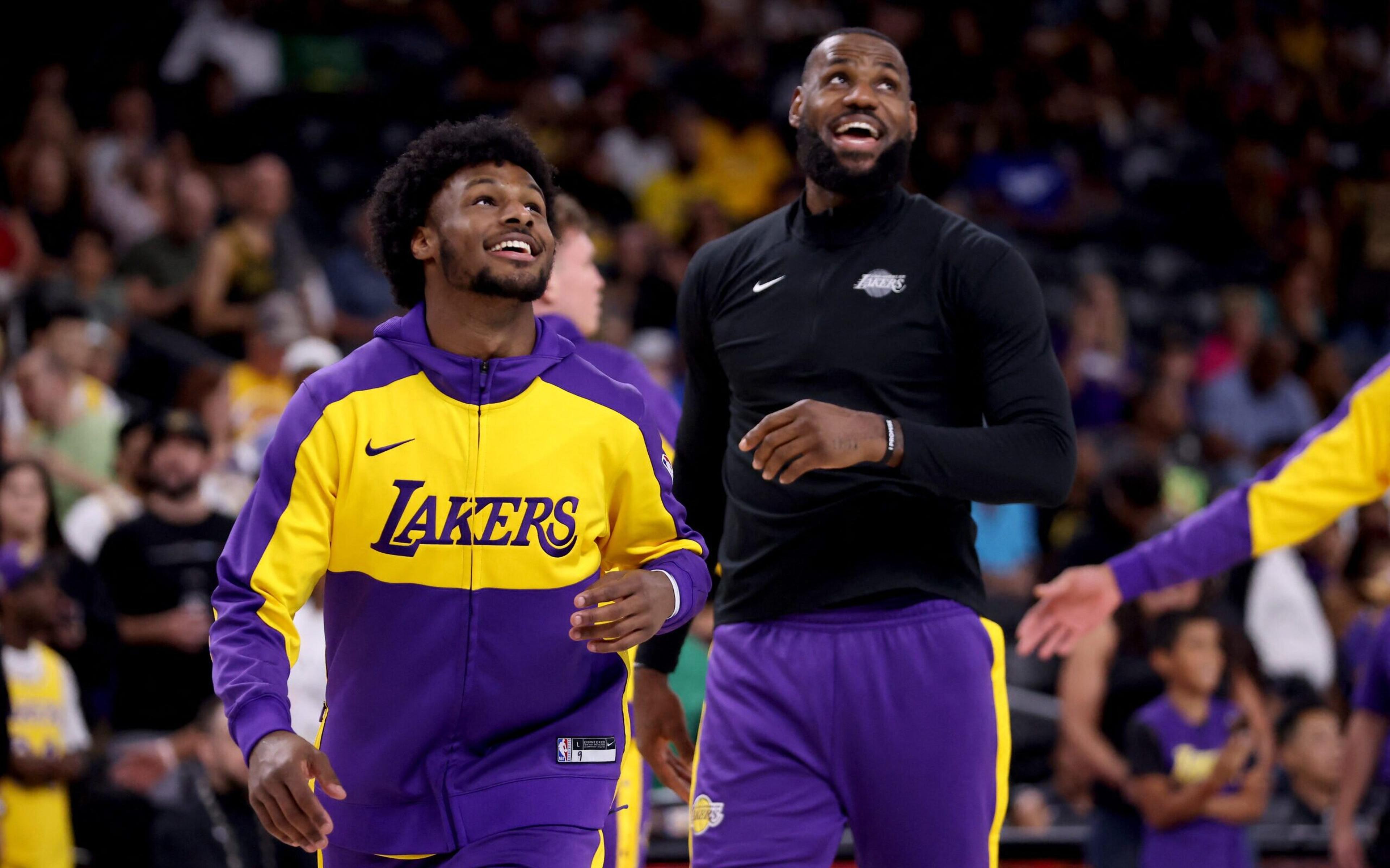 Lebron James e filho atuam juntos pela primeira vez e fazem história na NBA