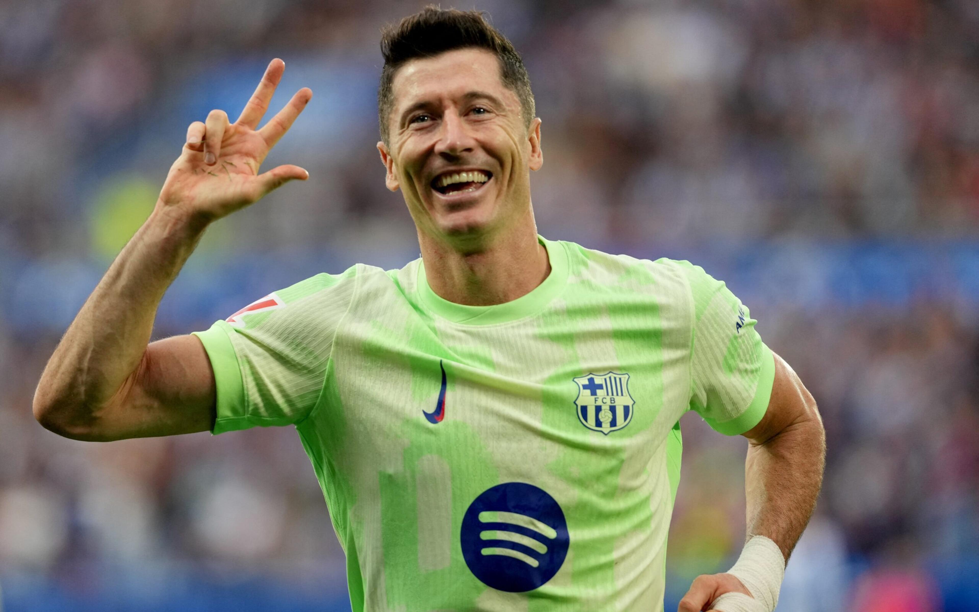 Com brilho de Raphinha, Lewandowski marca hat-trick e Barcelona vence em La Liga