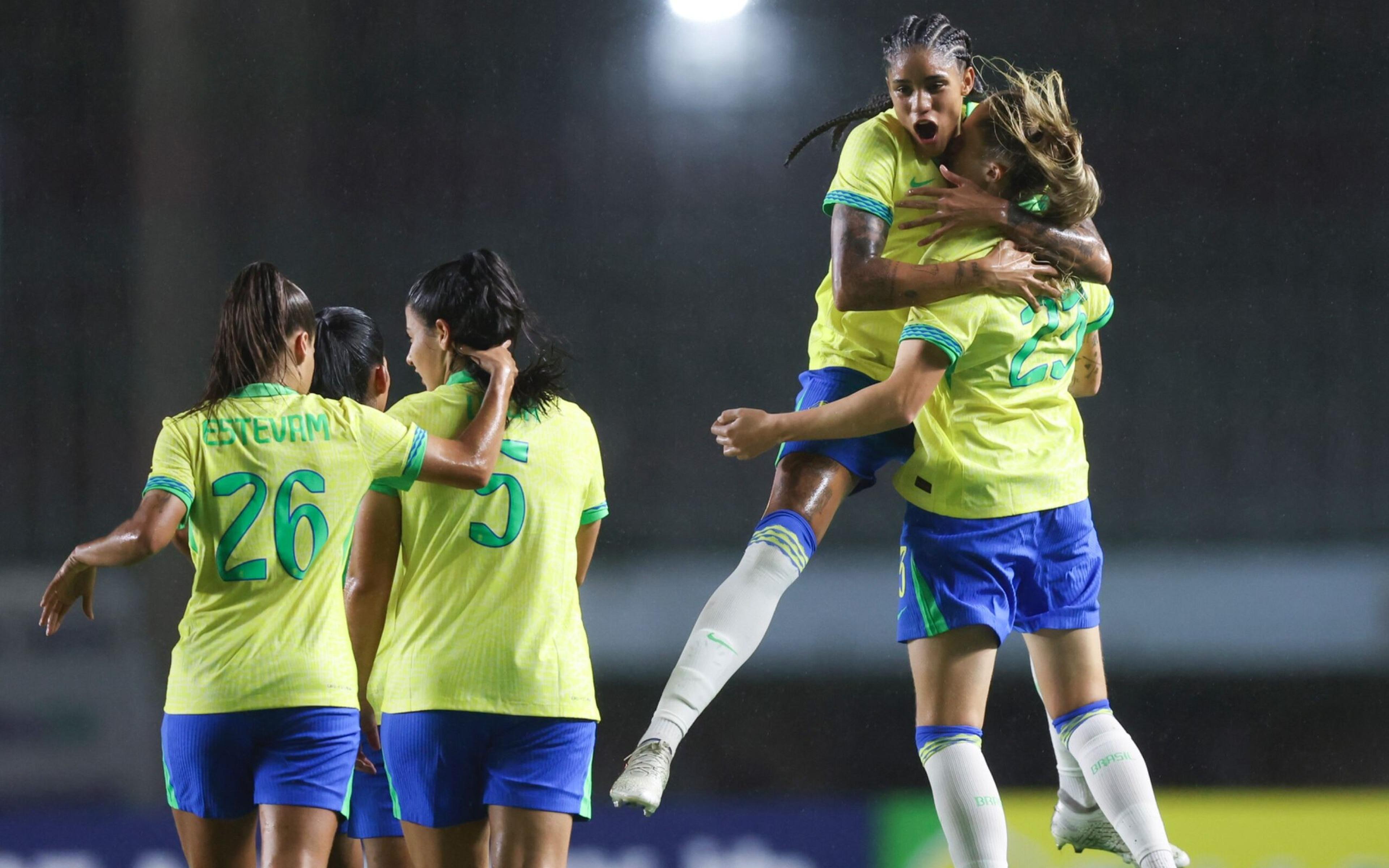 Debaixo de chuva, Seleção Brasileira Feminina vence a Colômbia