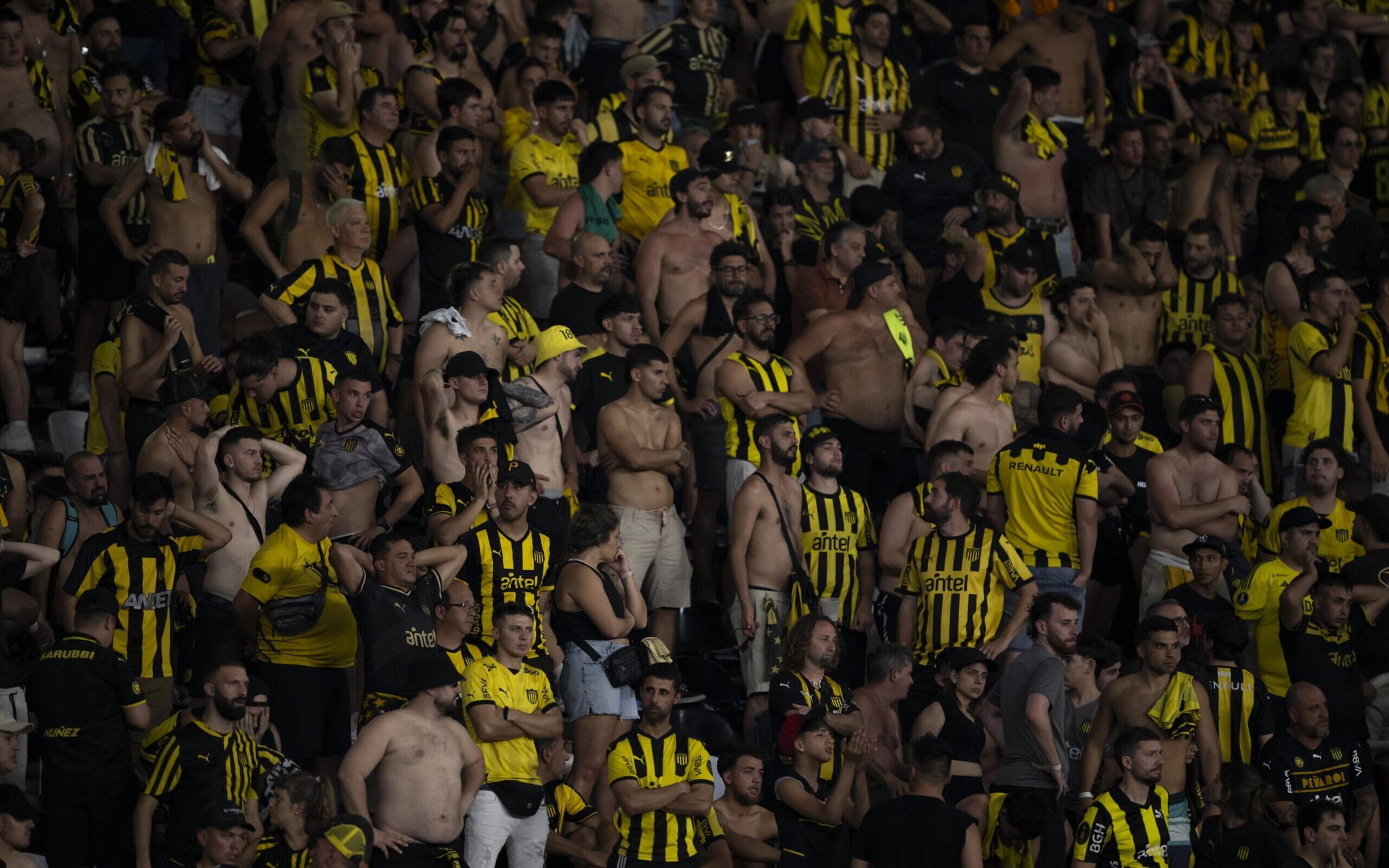 Botafogo é alvo de foguetório da torcida do Peñarol antes de Libertadores