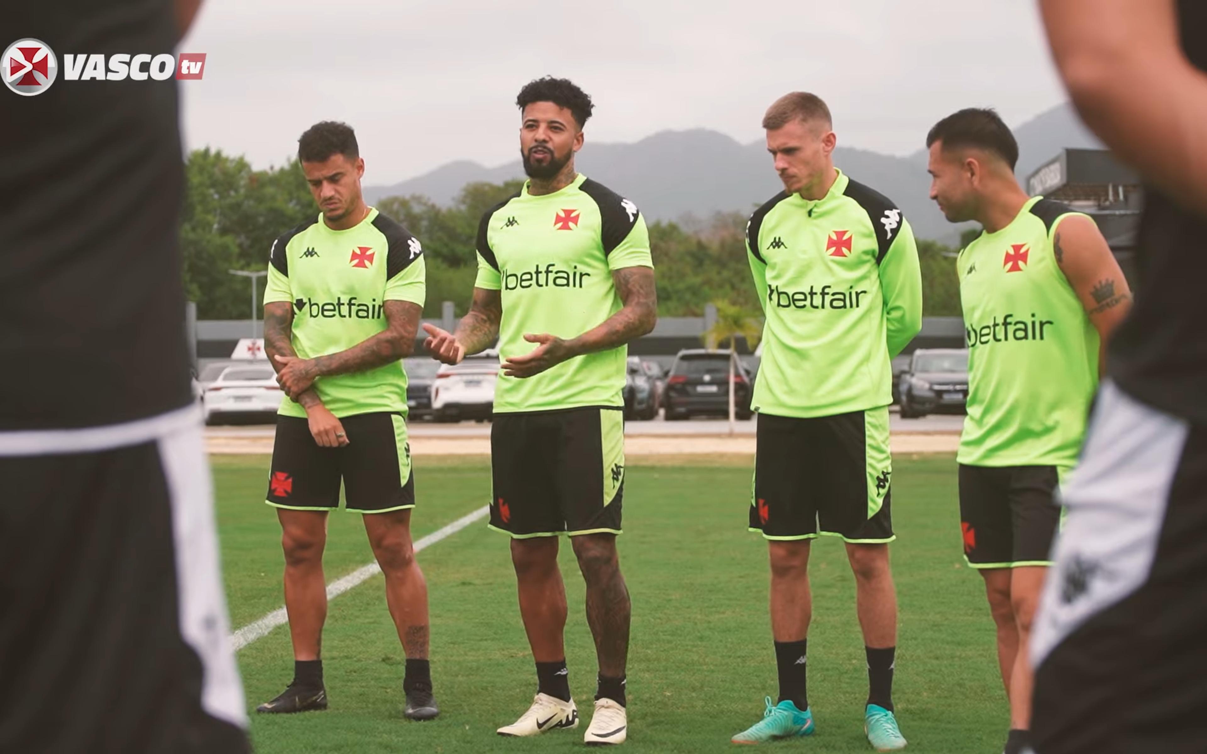 Paulinho volta a treinar com elenco do Vasco; veja vídeo