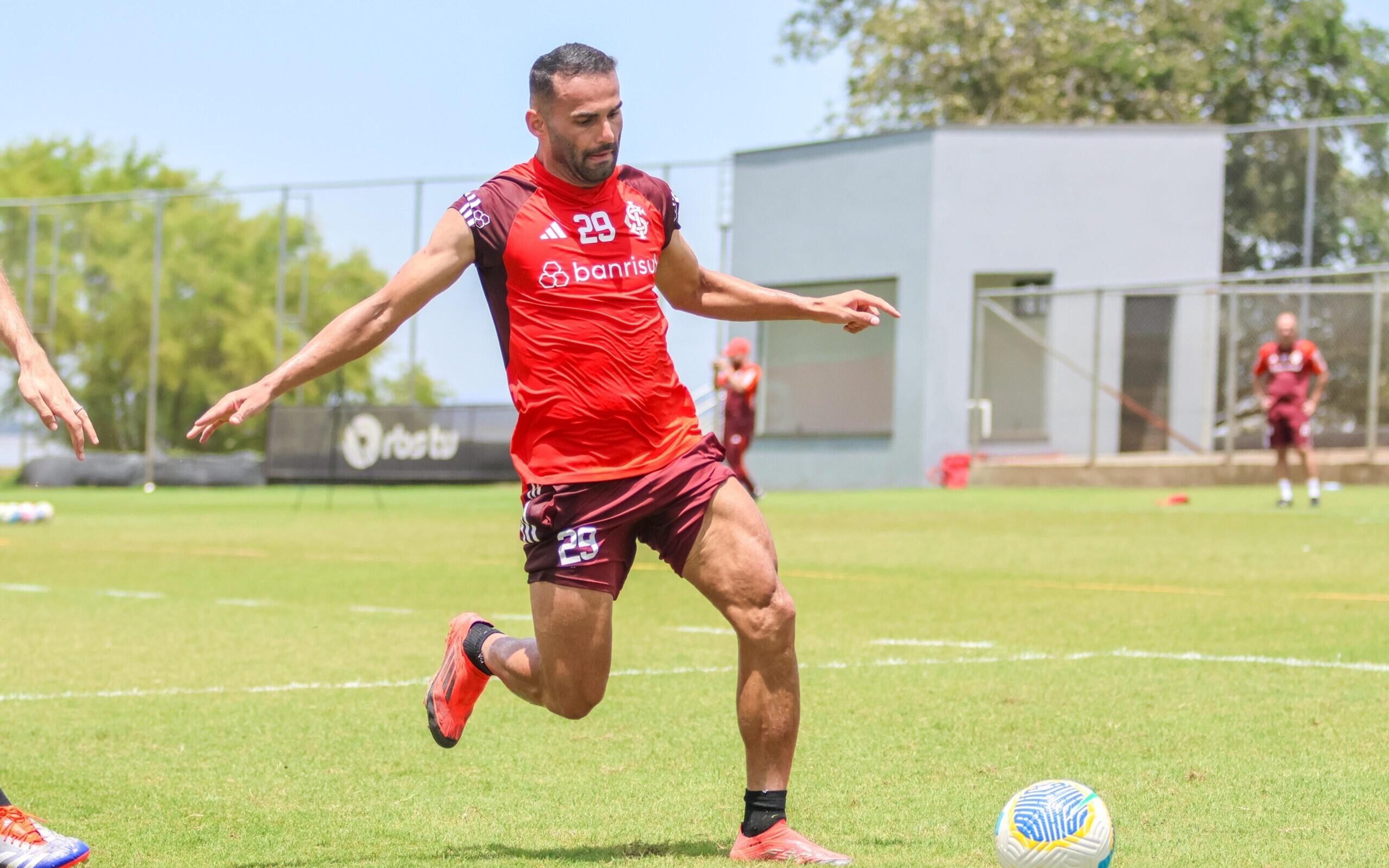 Titular do Inter deixa treino com dores e vira dúvida contra o Vasco