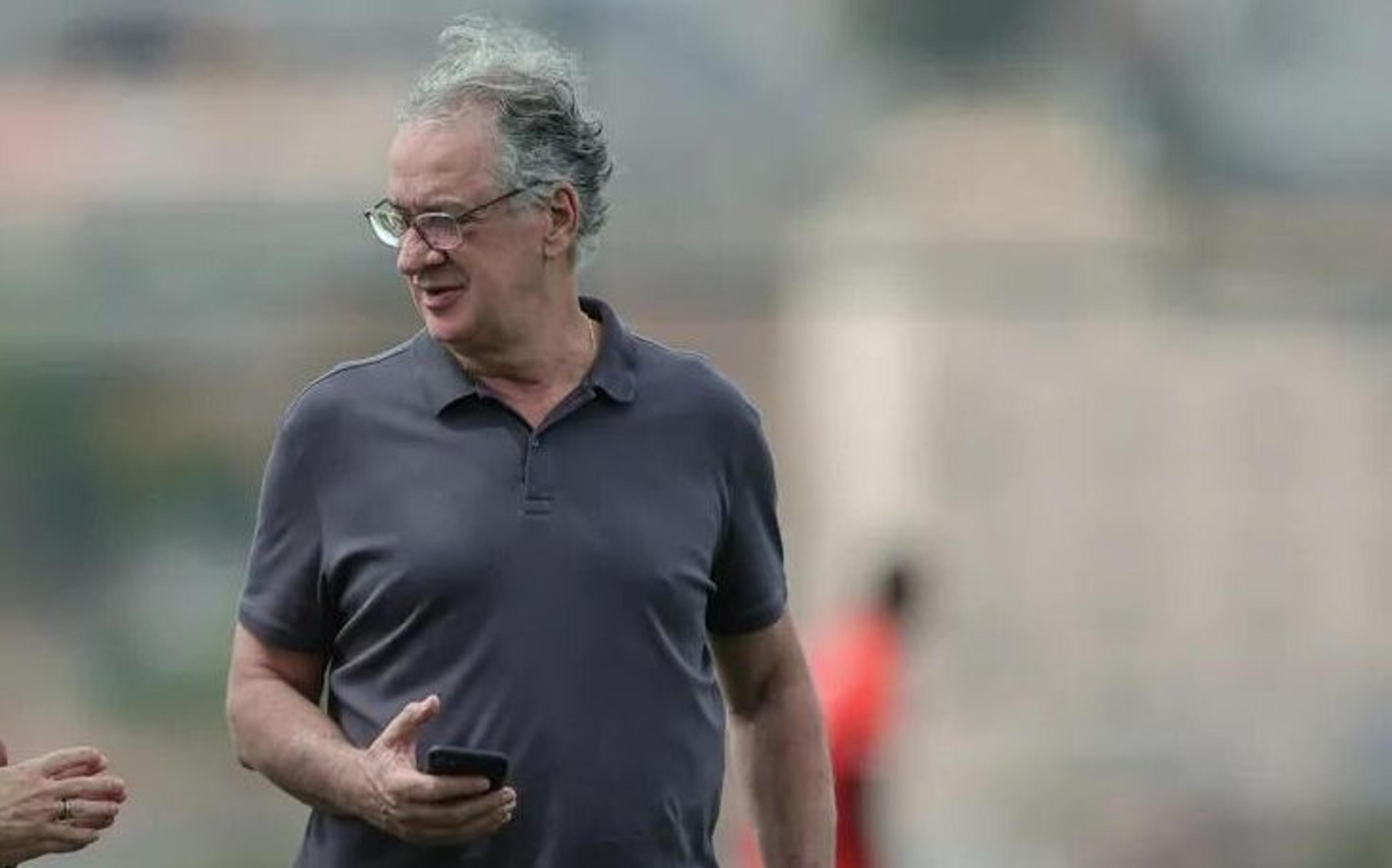 Presidente do Atlético-MG acompanha treino e time pode ter mudança contra o Flamengo