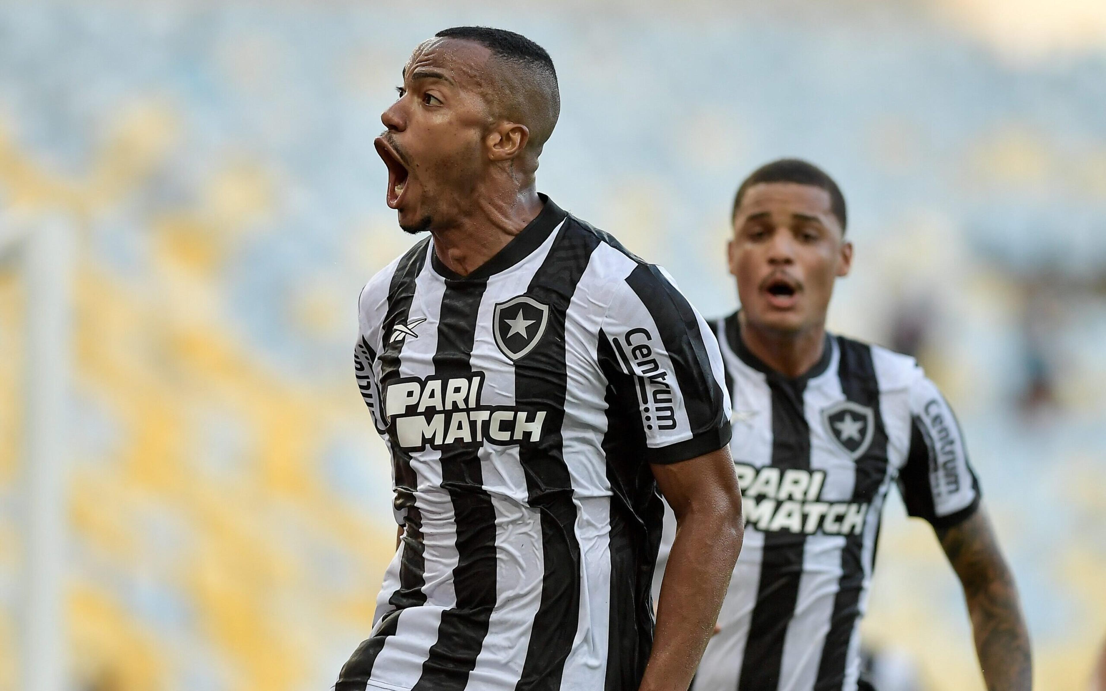 Comentário em foto de volante do Botafogo viraliza nas redes sociais