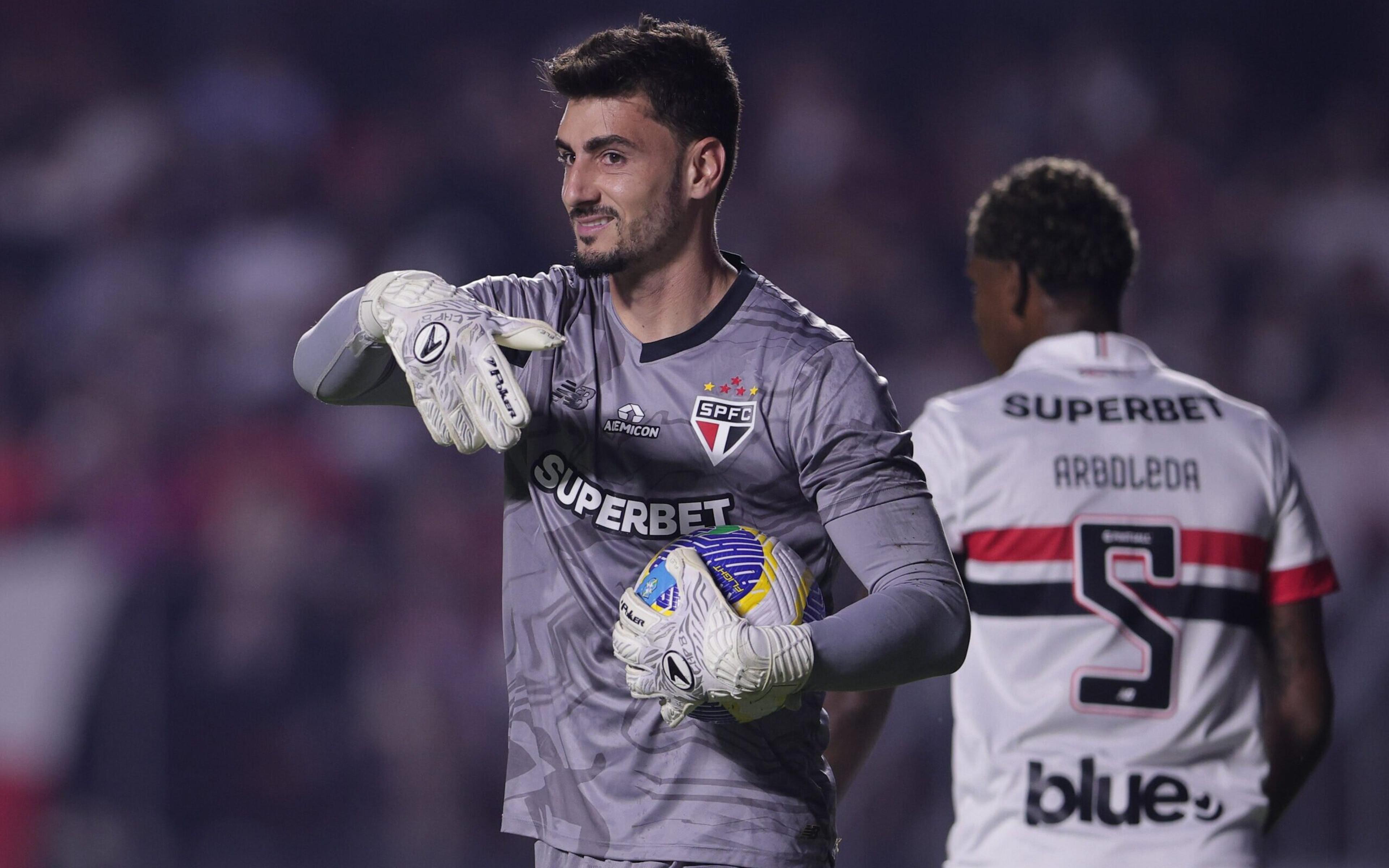 Destaque na vitória do São Paulo, Rafael comenta briga pela Libertadores