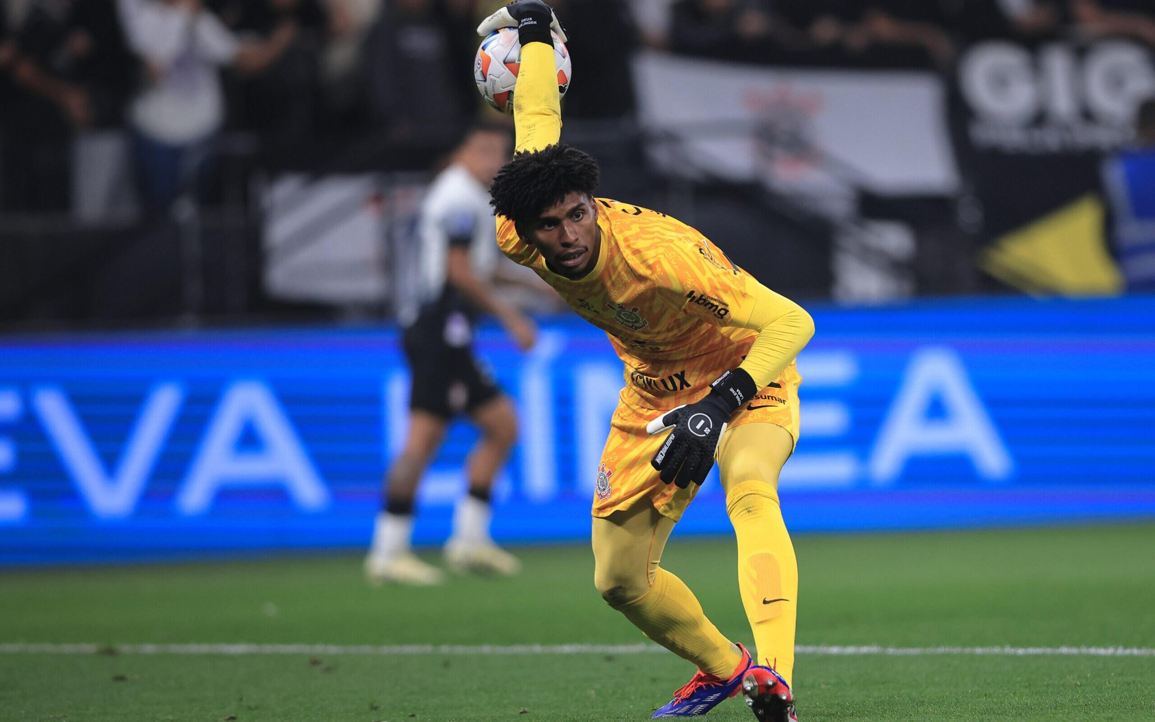 Torcida do Corinthians perde a paciência com falha de Hugo Souza