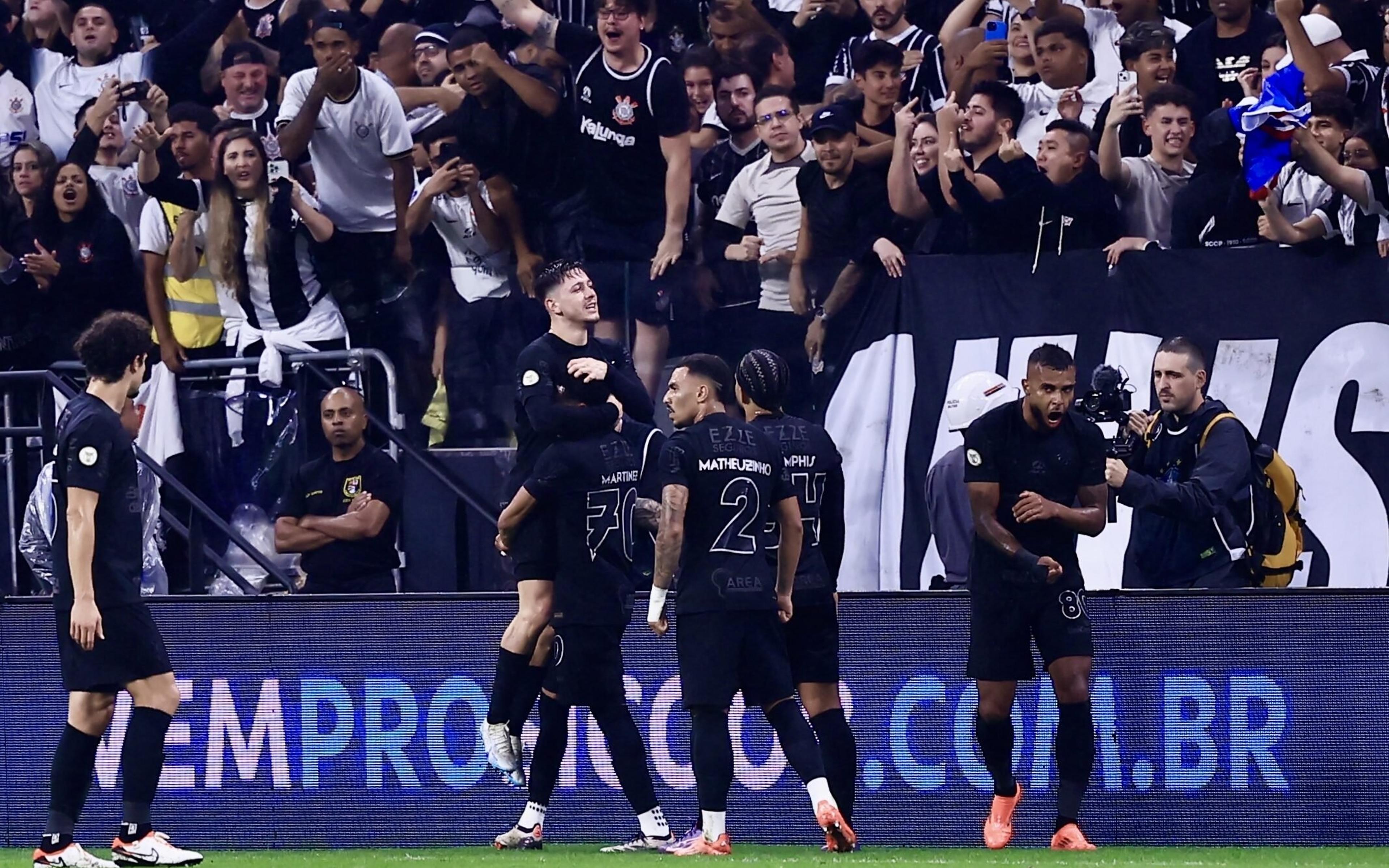 Com direito a ‘olé’, Corinthians faz 2 a 0 no Palmeiras e se afasta do Z4