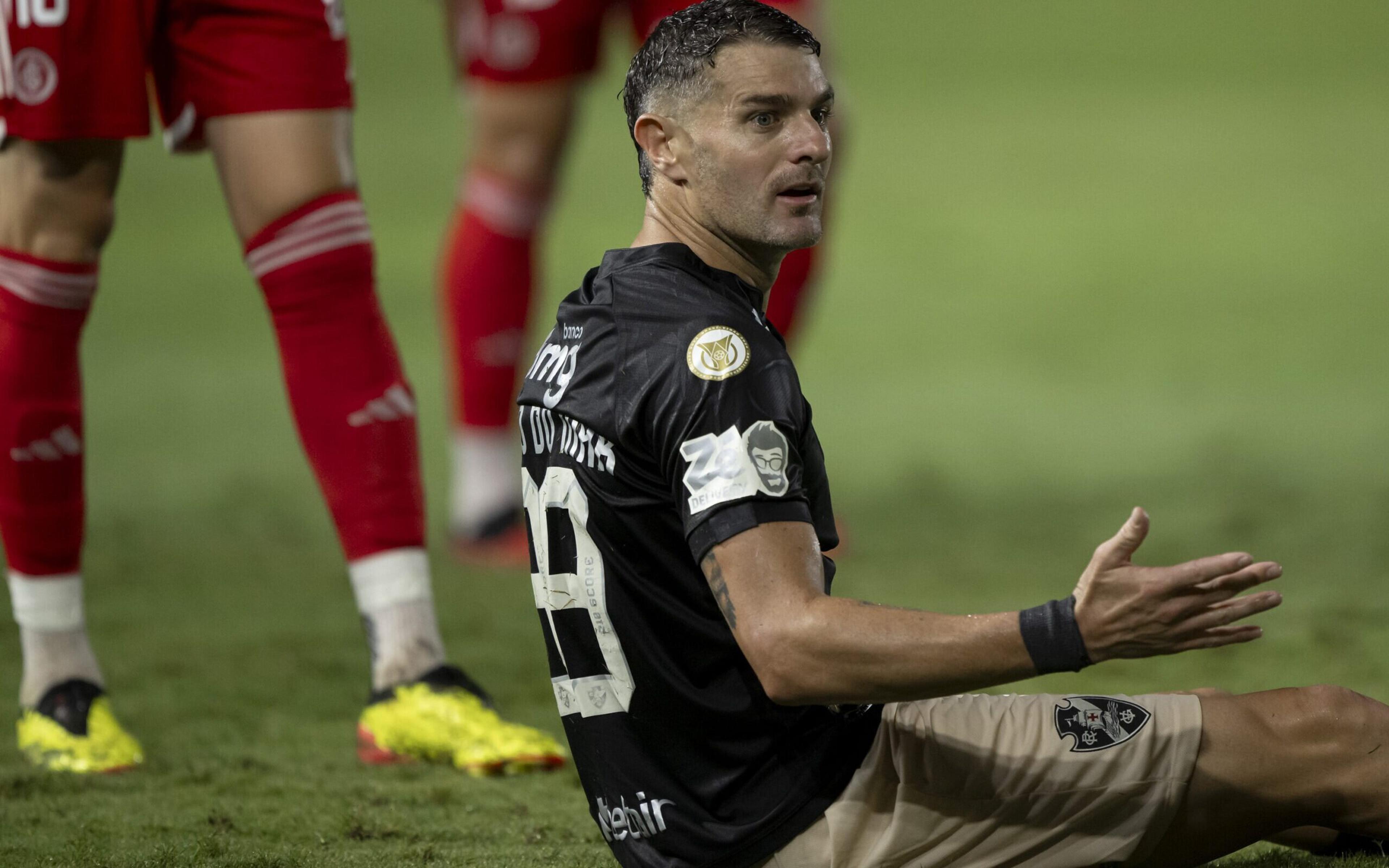 Vegetti manda recado à torcida do Vasco após xingamentos em São Januário