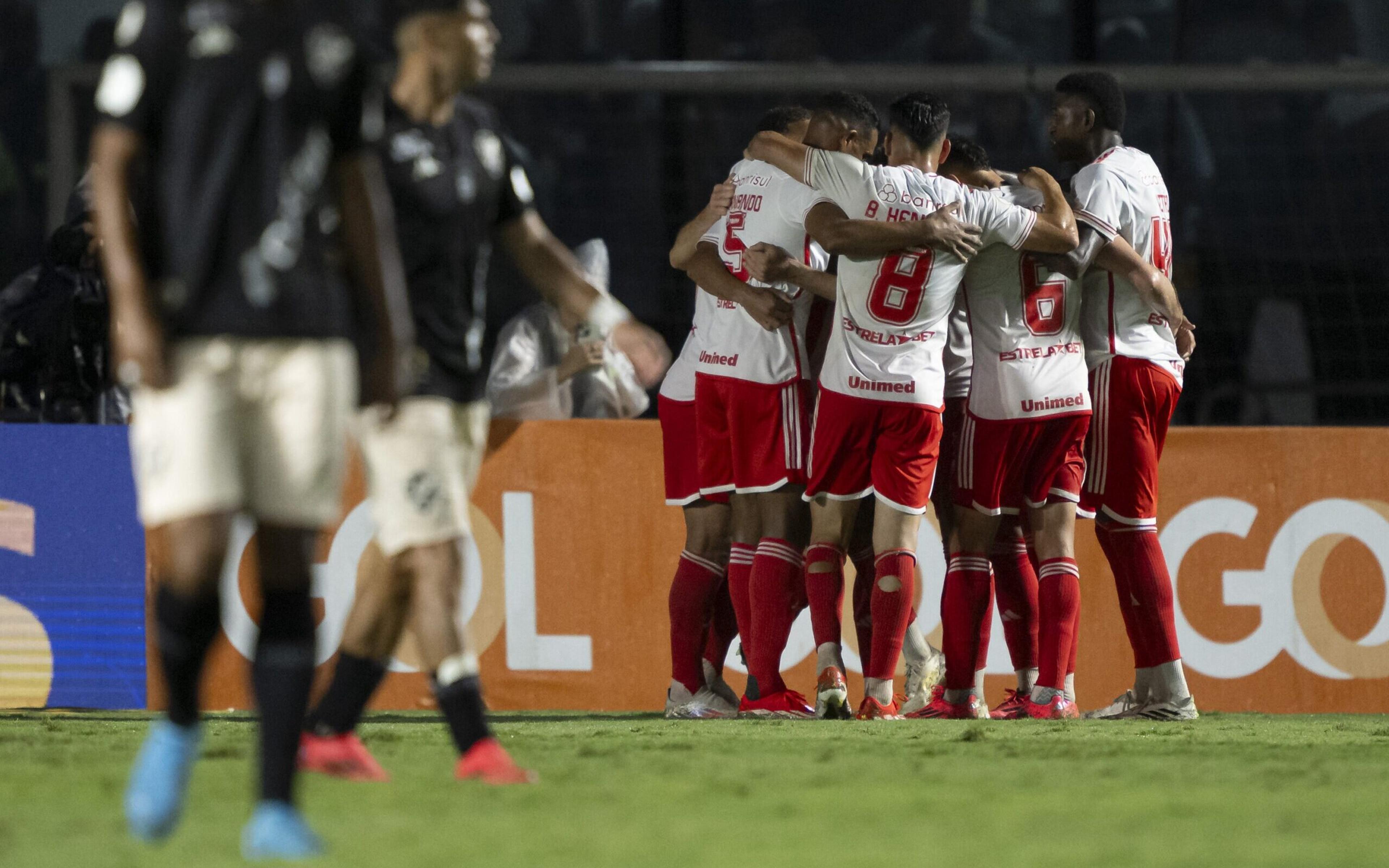 Vasco perde para o Internacional e desperdiça chance de encostar no G7 do Brasileirão