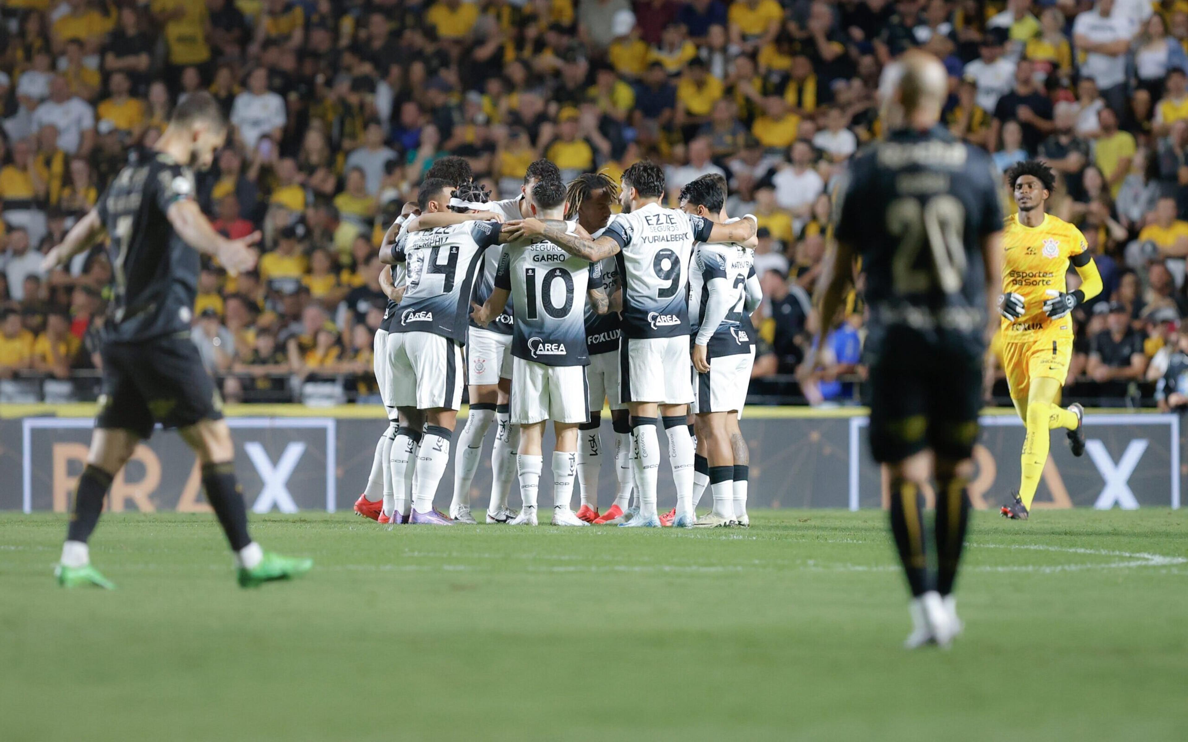 Jogadores do Corinthians perseguem mascote do Criciúma após briga na arquibancada; veja vídeo