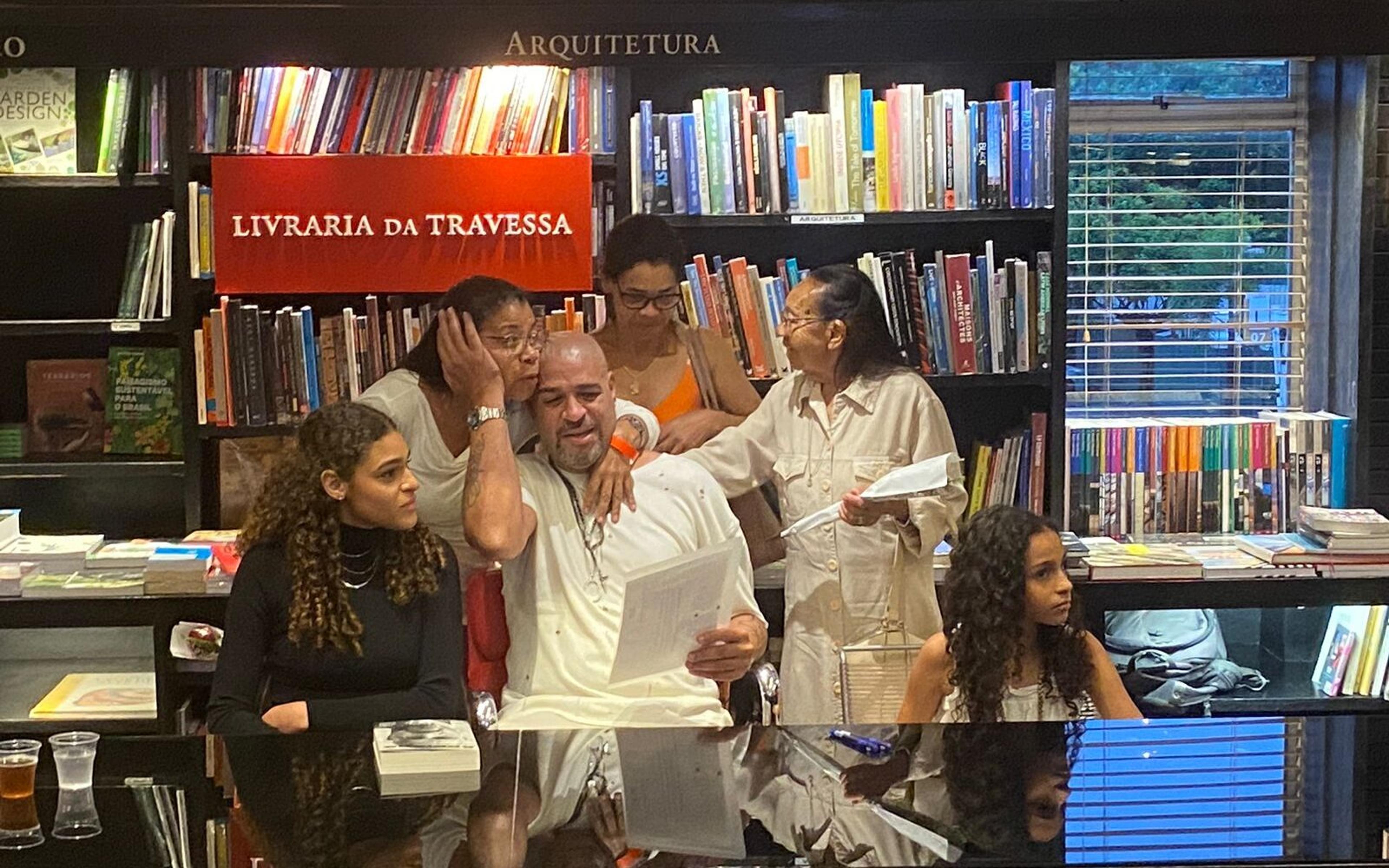 Adriano Imperador lança livro e manda recado: ‘Não deixem de sonhar’