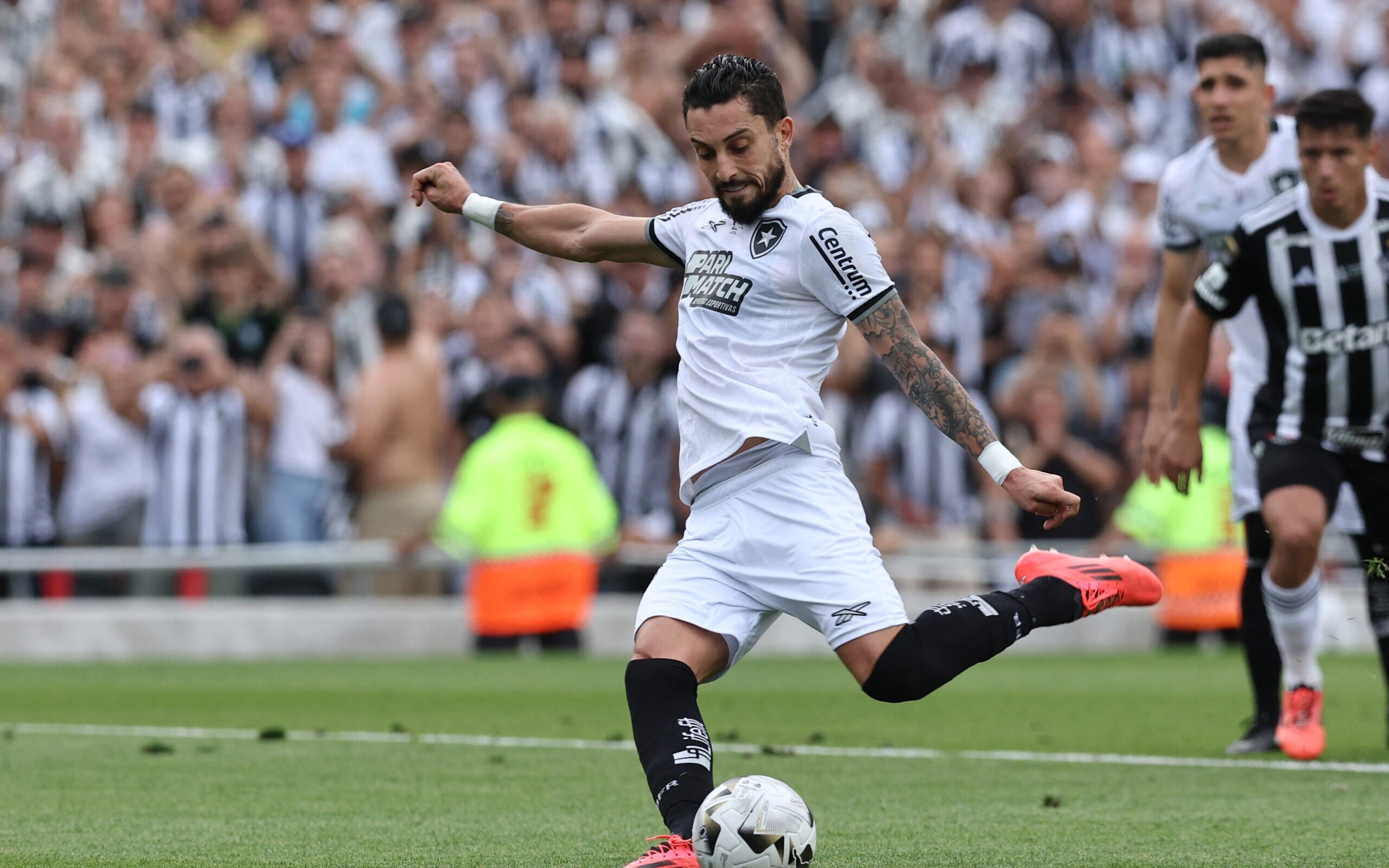 Alex Telles provoca rivais após título do Botafogo na Libertadores: ‘Aguentem ou surtem’