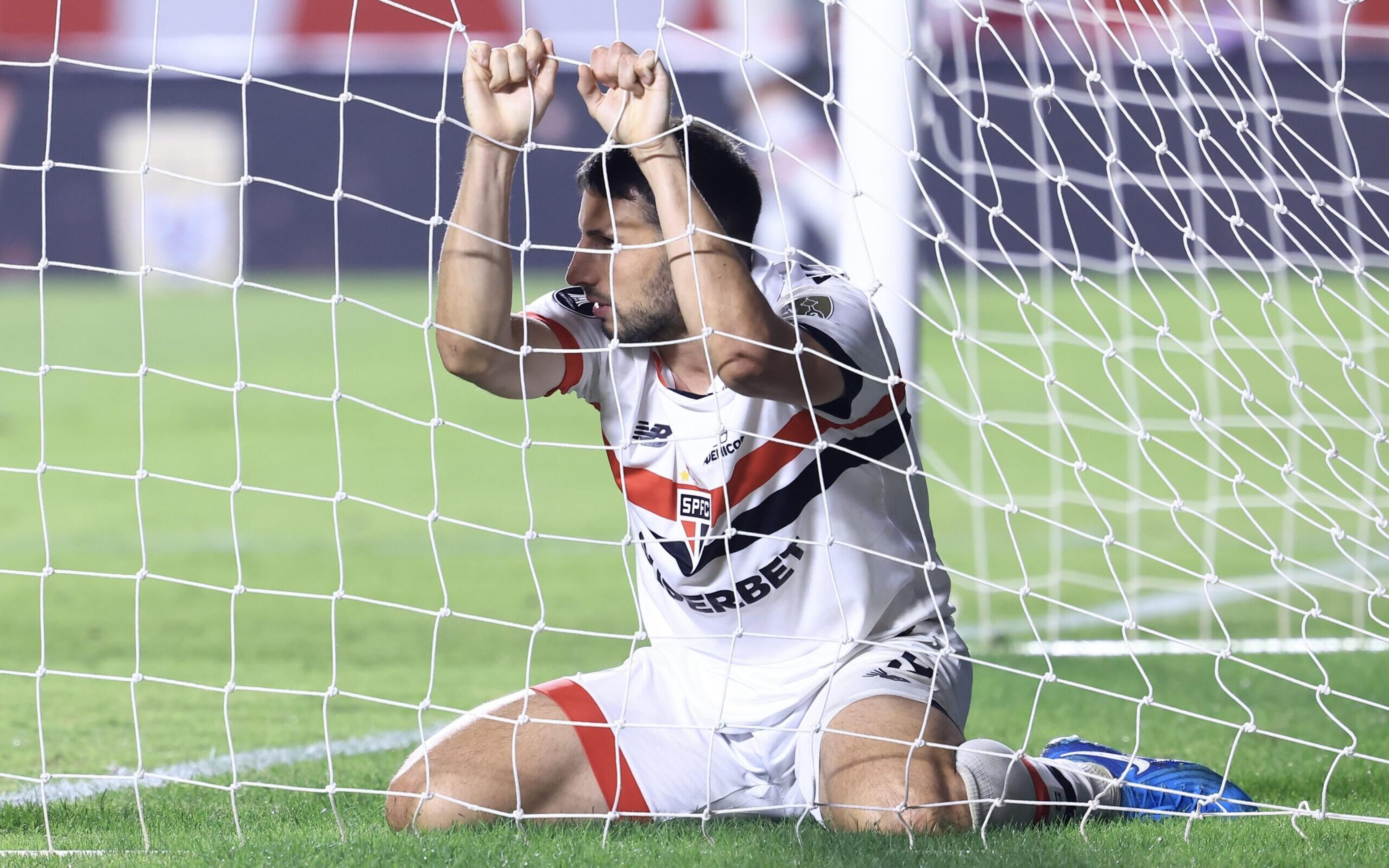 Torcedores do São Paulo comparam Calleri a atacante do Corinthians: ‘Decepção’