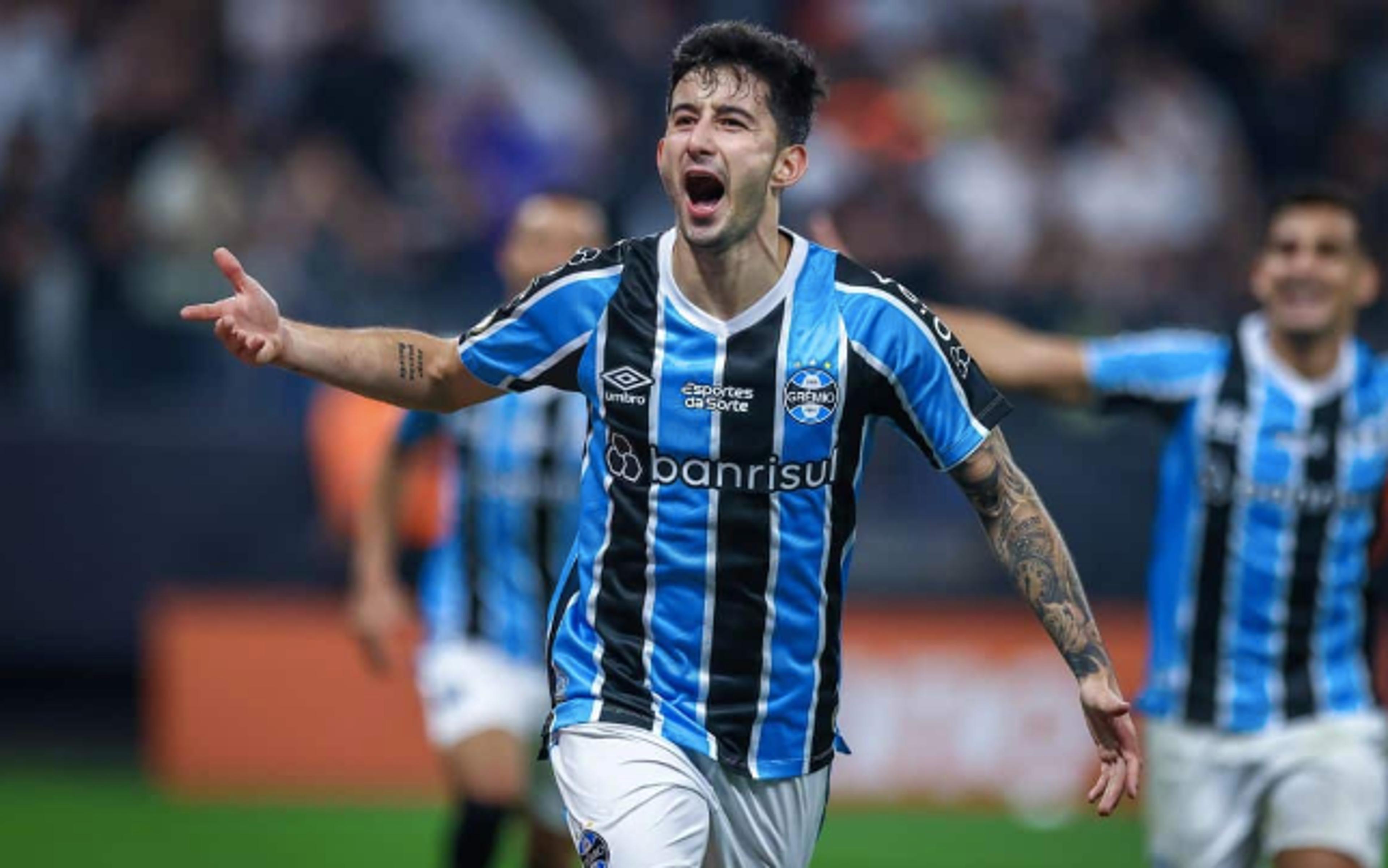 Voo com selecionáveis do Grêmio desembarca em Porto Alegre