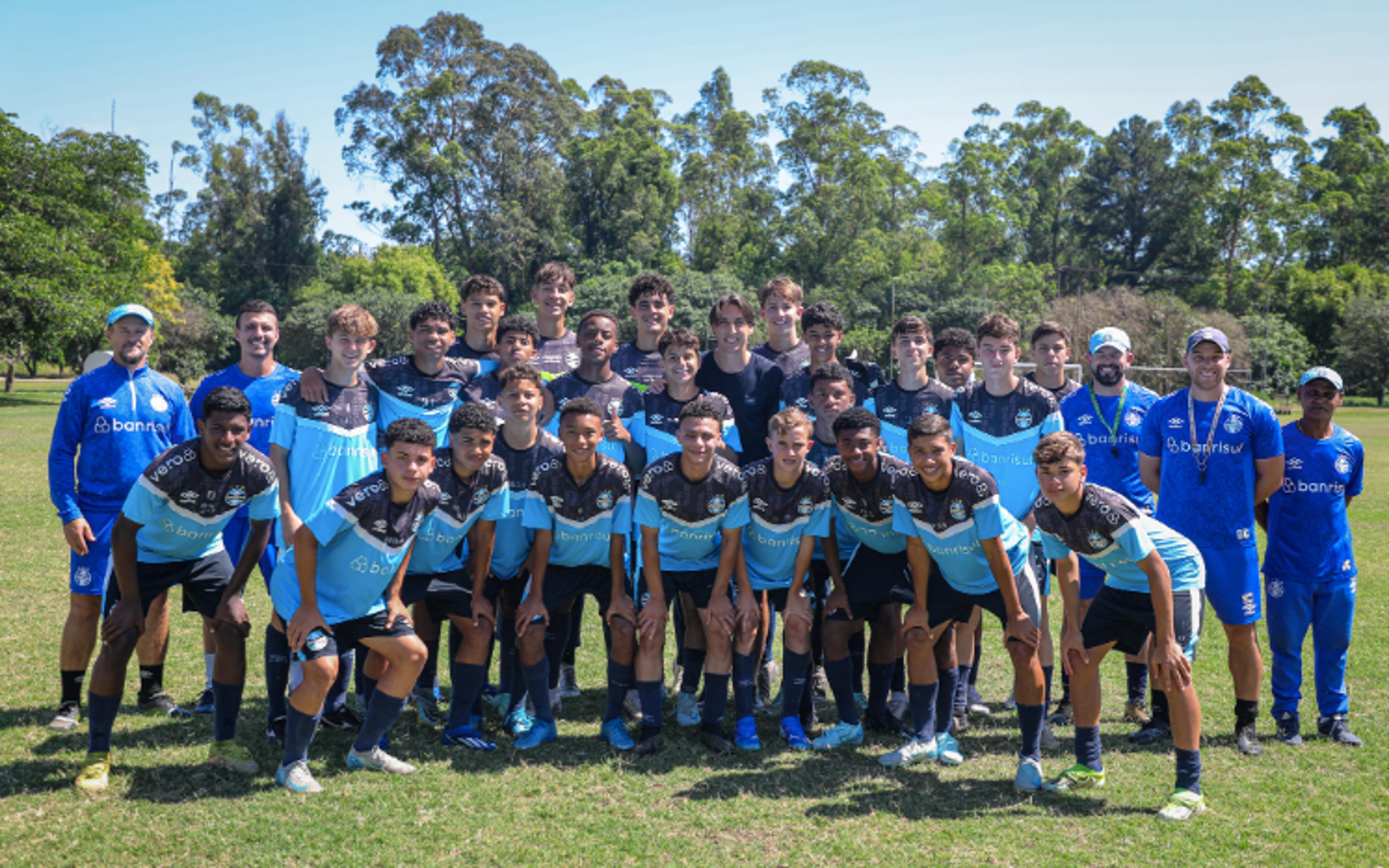 Geromel visita CFT Hélio Dourado e conversa com atletas da base do Grêmio