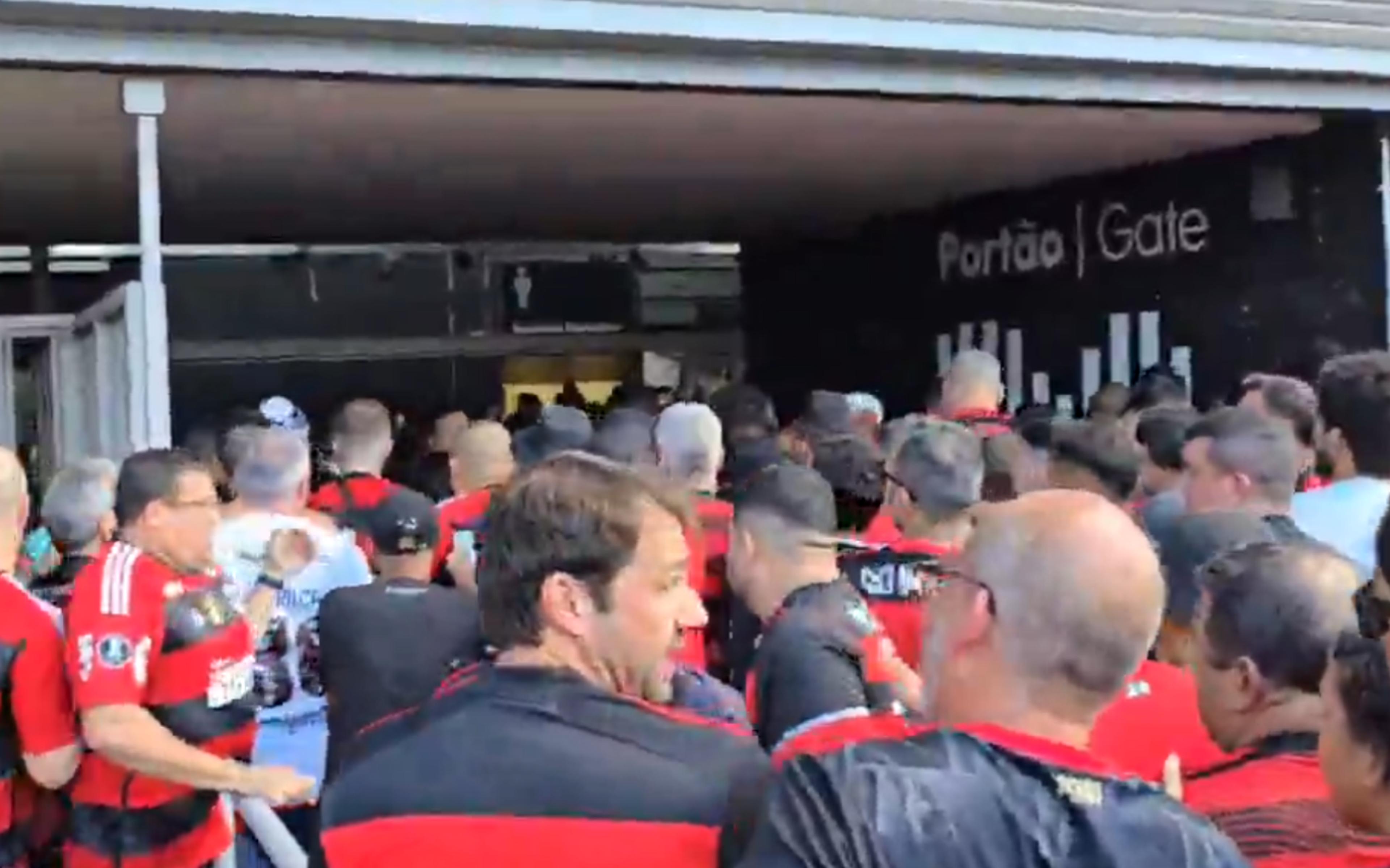 Torcedores do Flamengo tentam invadir setor visitante da Arena MRV