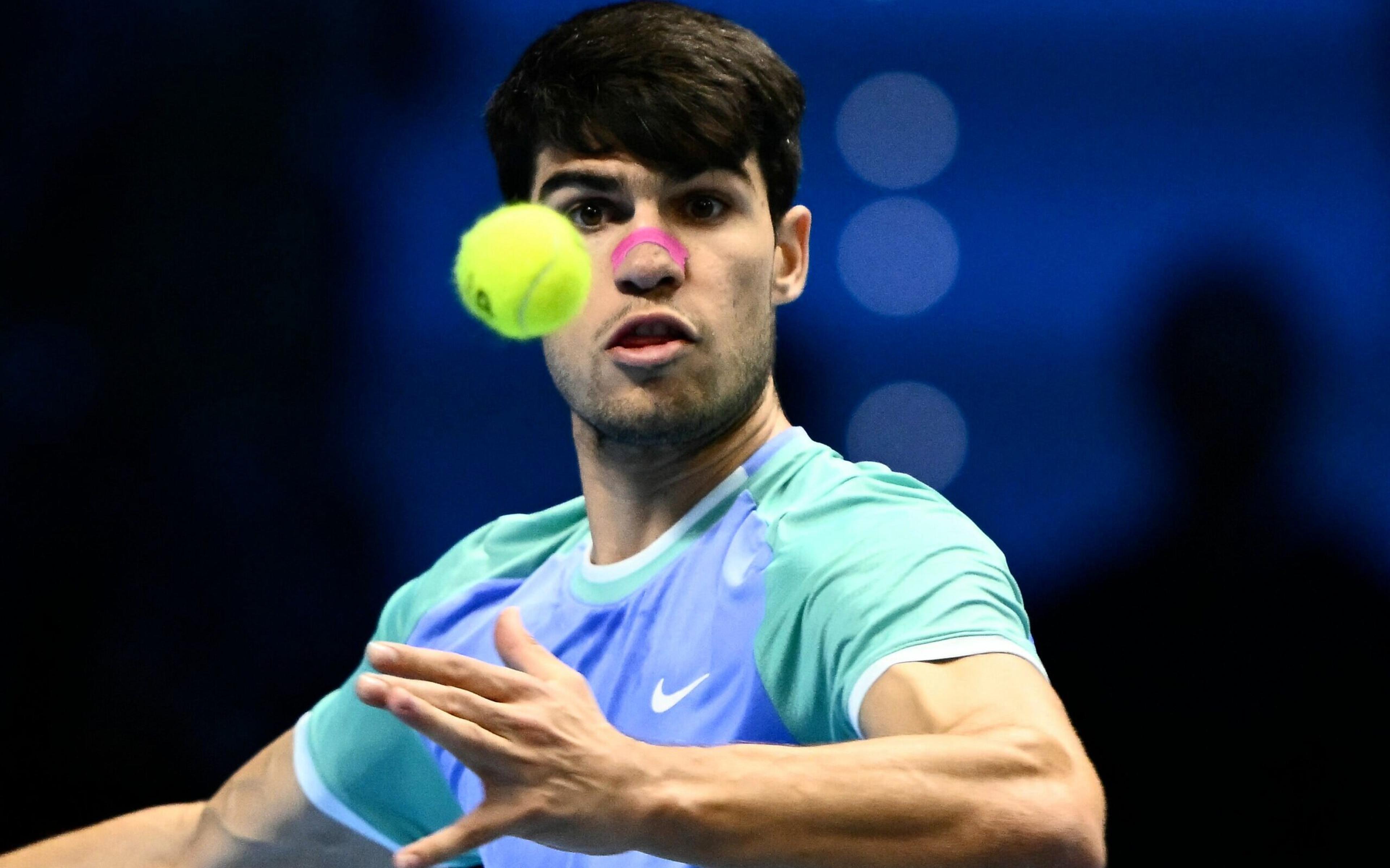 Após passar mal, Alcaraz bate Rublev e segue vivo no ATP Finals