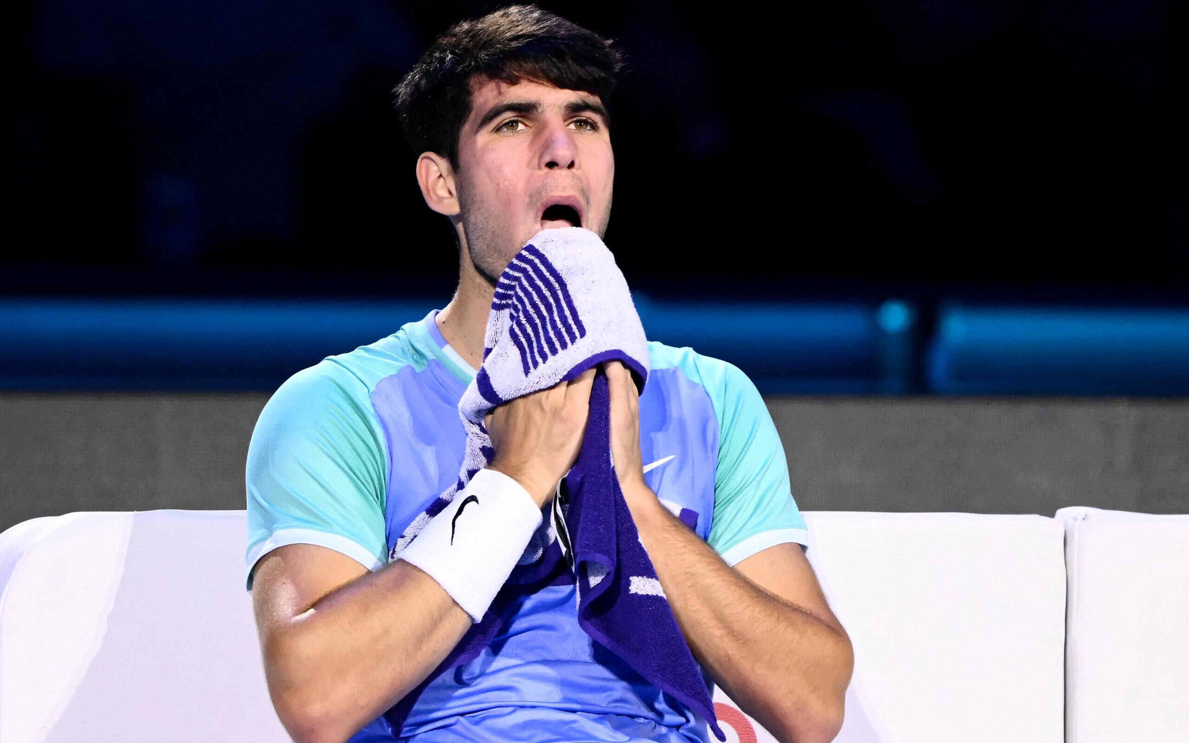 Alcaraz passa mal, interrompe o treino e preocupa para o ATP Finals