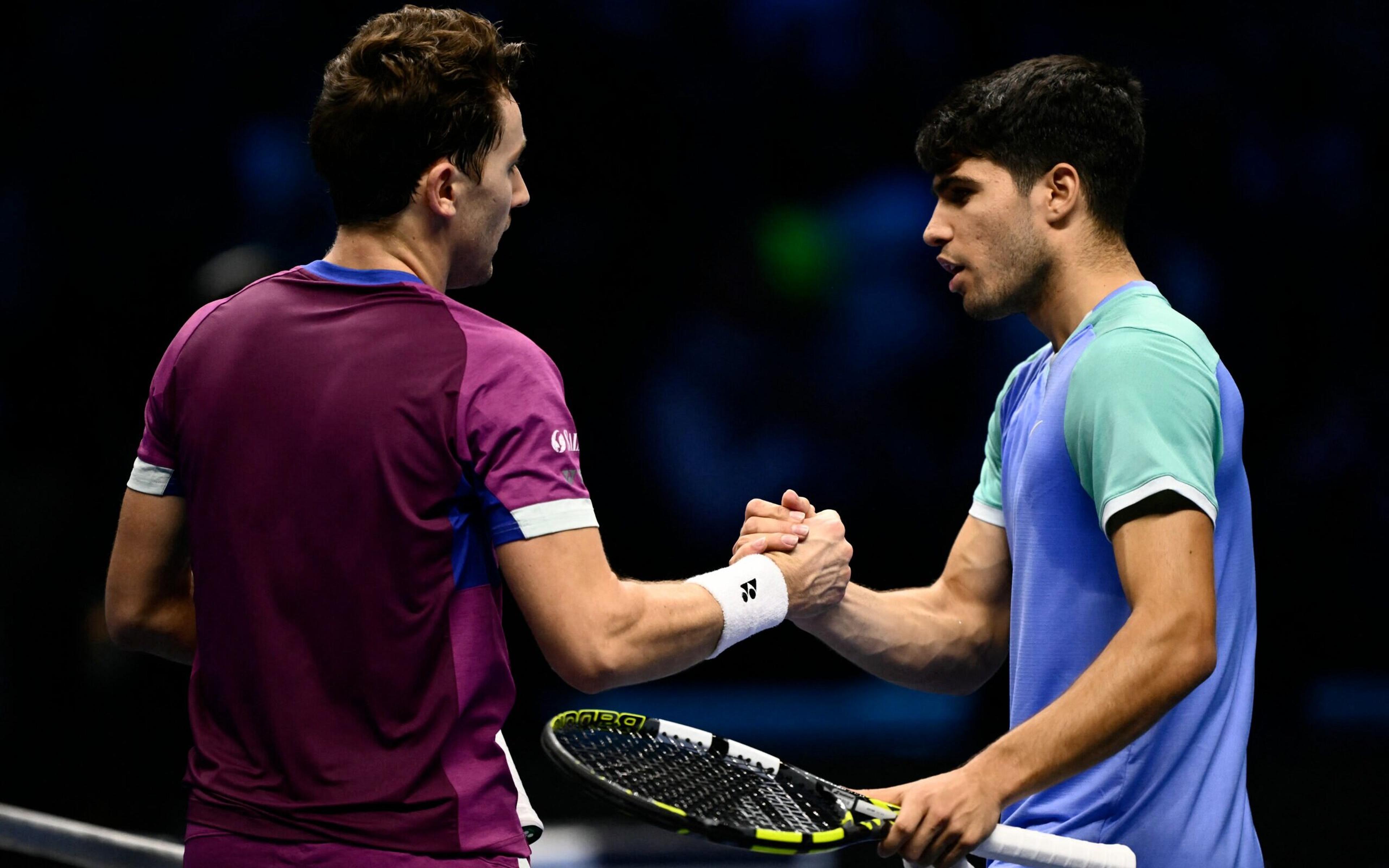 Alcaraz joga mal, perde vantagem e cai para Ruud no ATP Finals