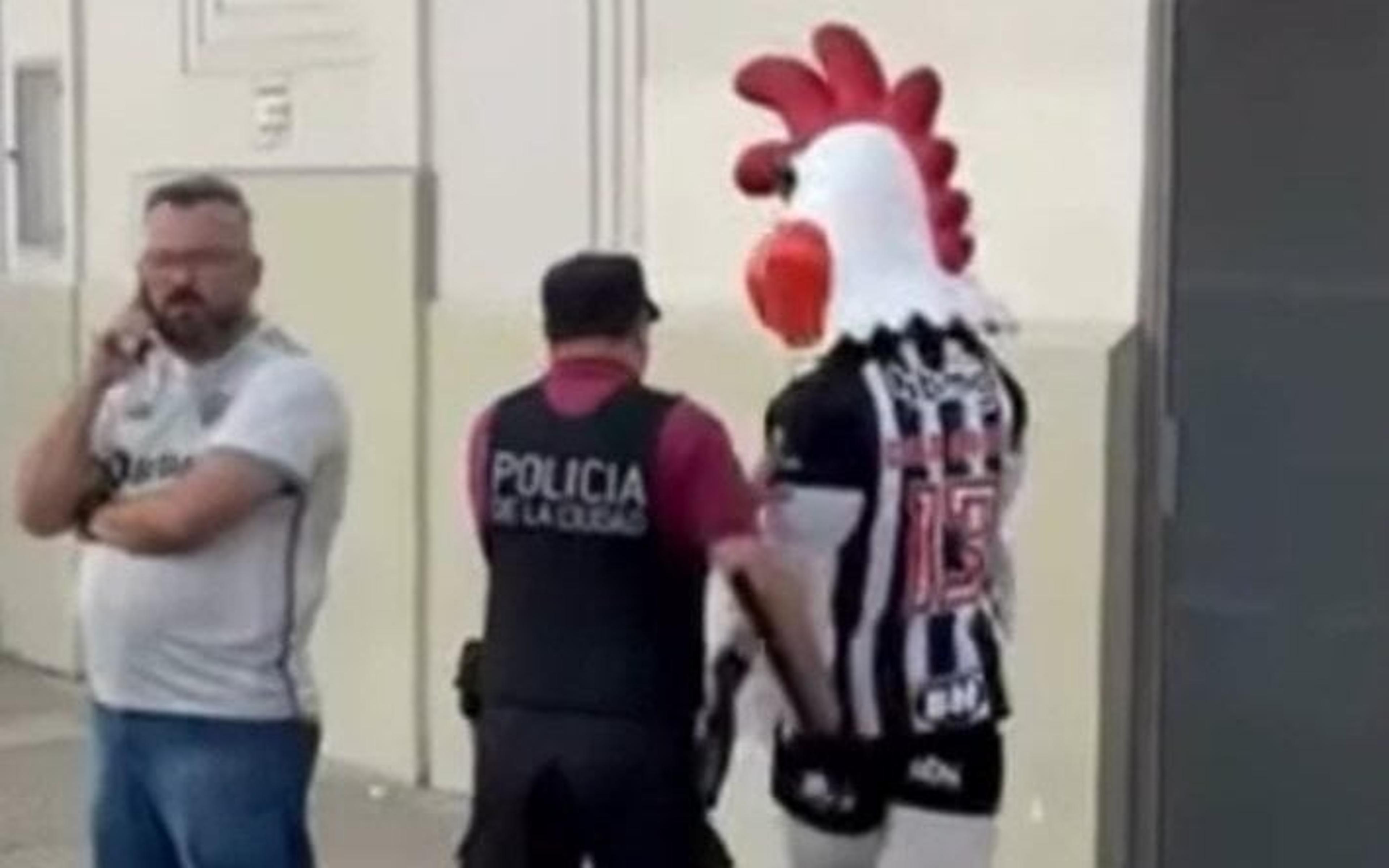 Mascote do Atlético-MG é enquadrado pela polícia argentina