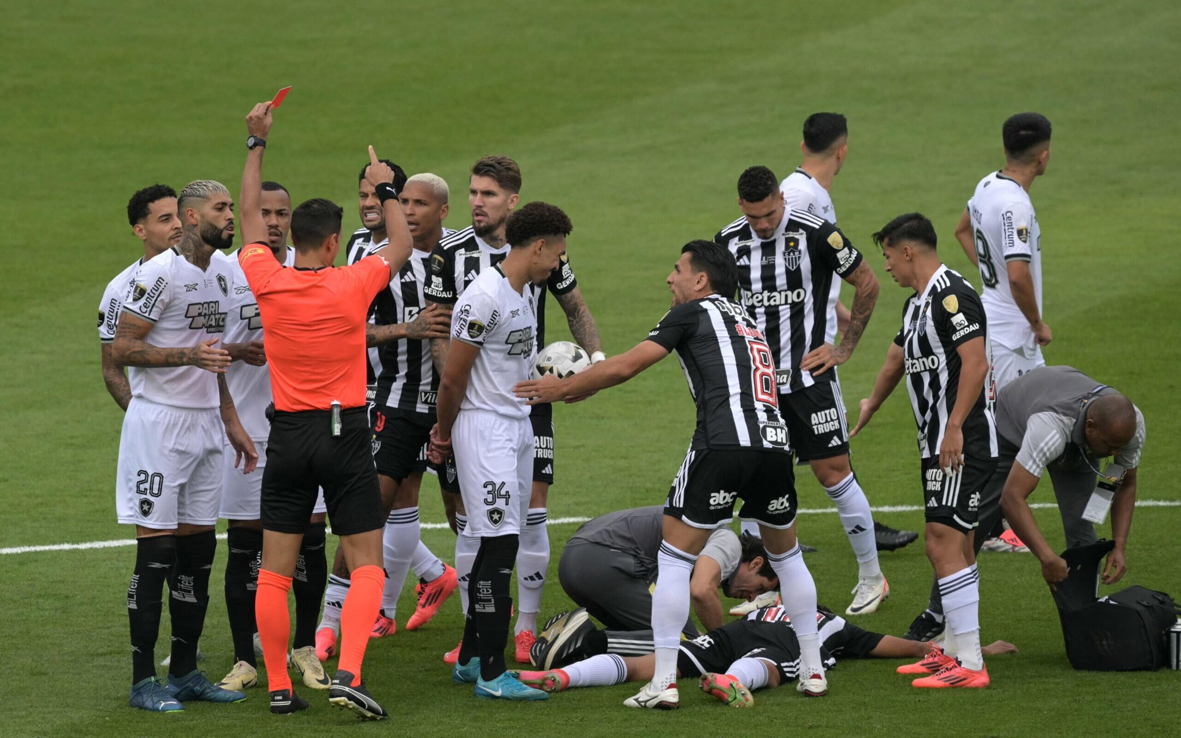 Final da Libertadores: jogador do Botafogo é expulso com 29 segundos de jogo