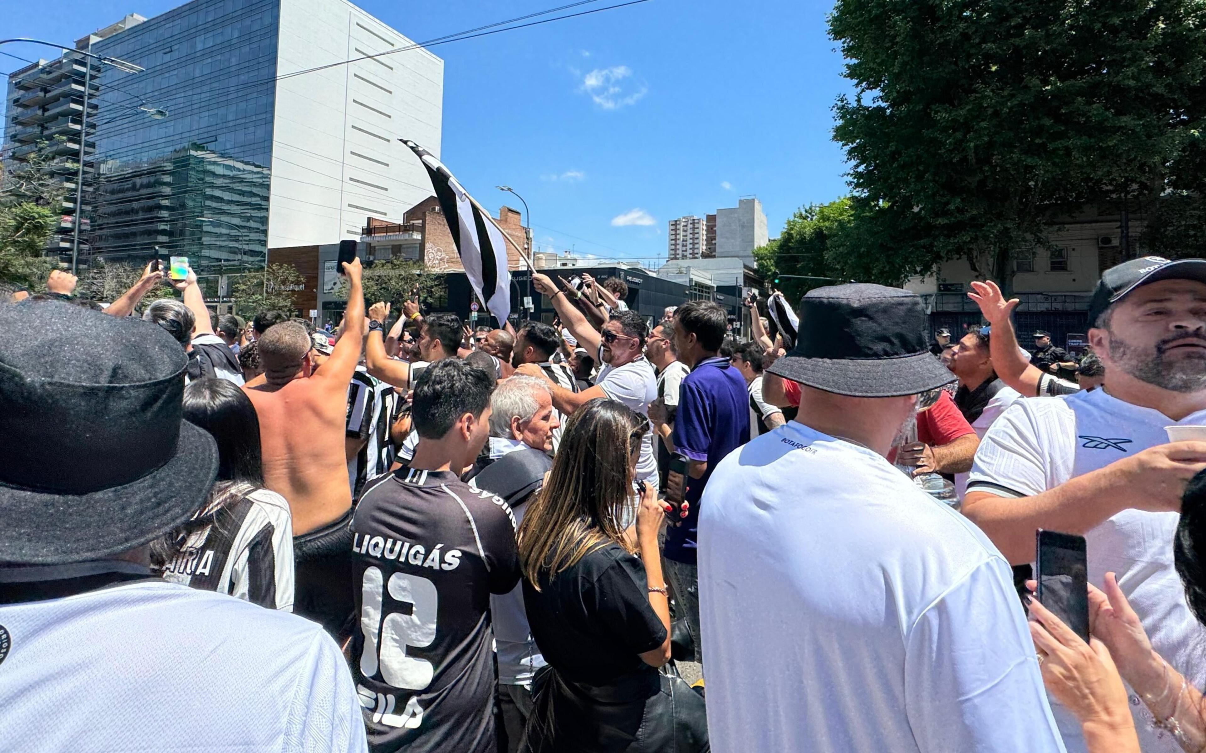 Torcedores de Atlético-MG e Botafogo se provocam antes de final da Libertadores