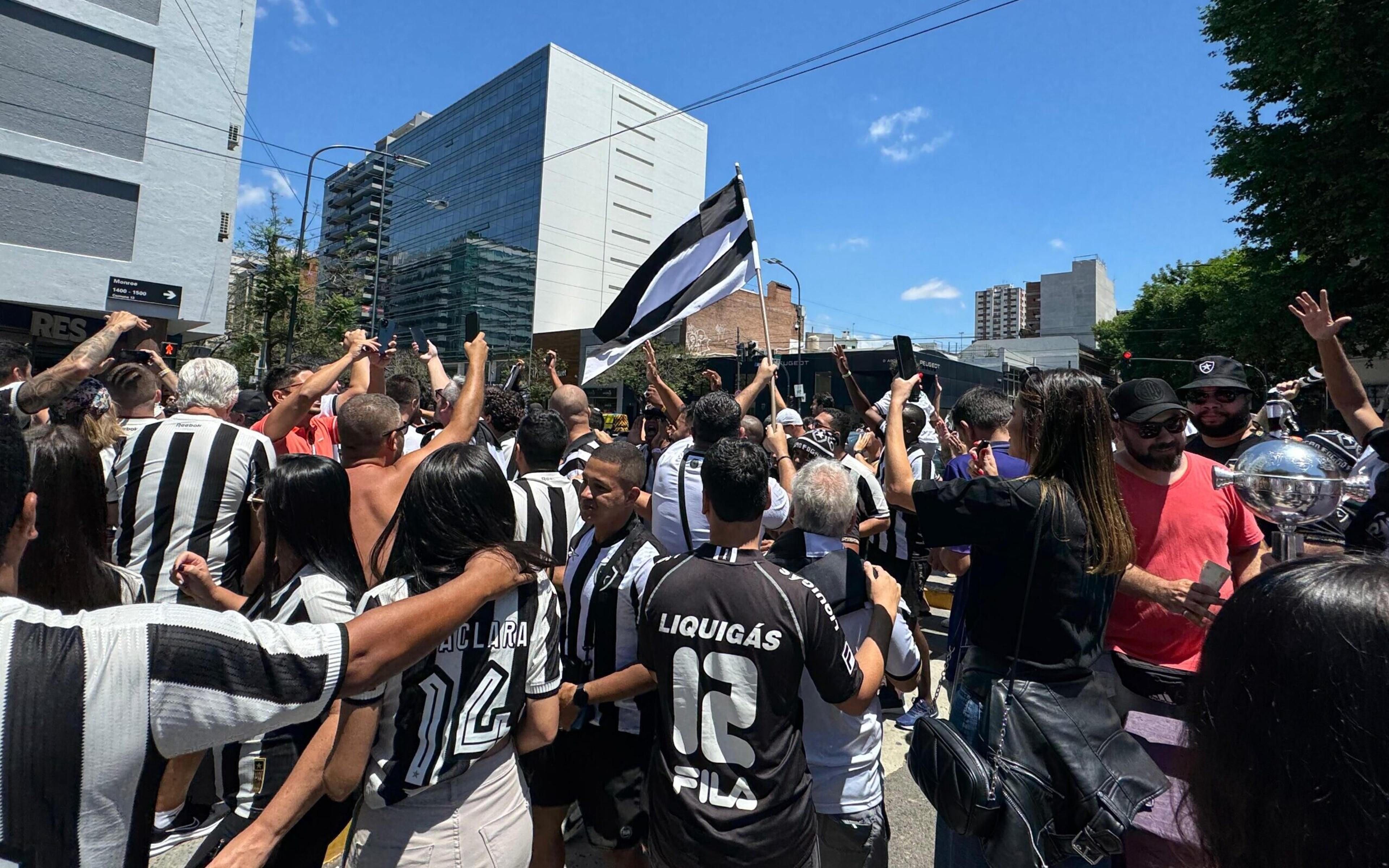 Torcedores de Atlético-MG e Botafogo vivem clima amistoso na Argentina