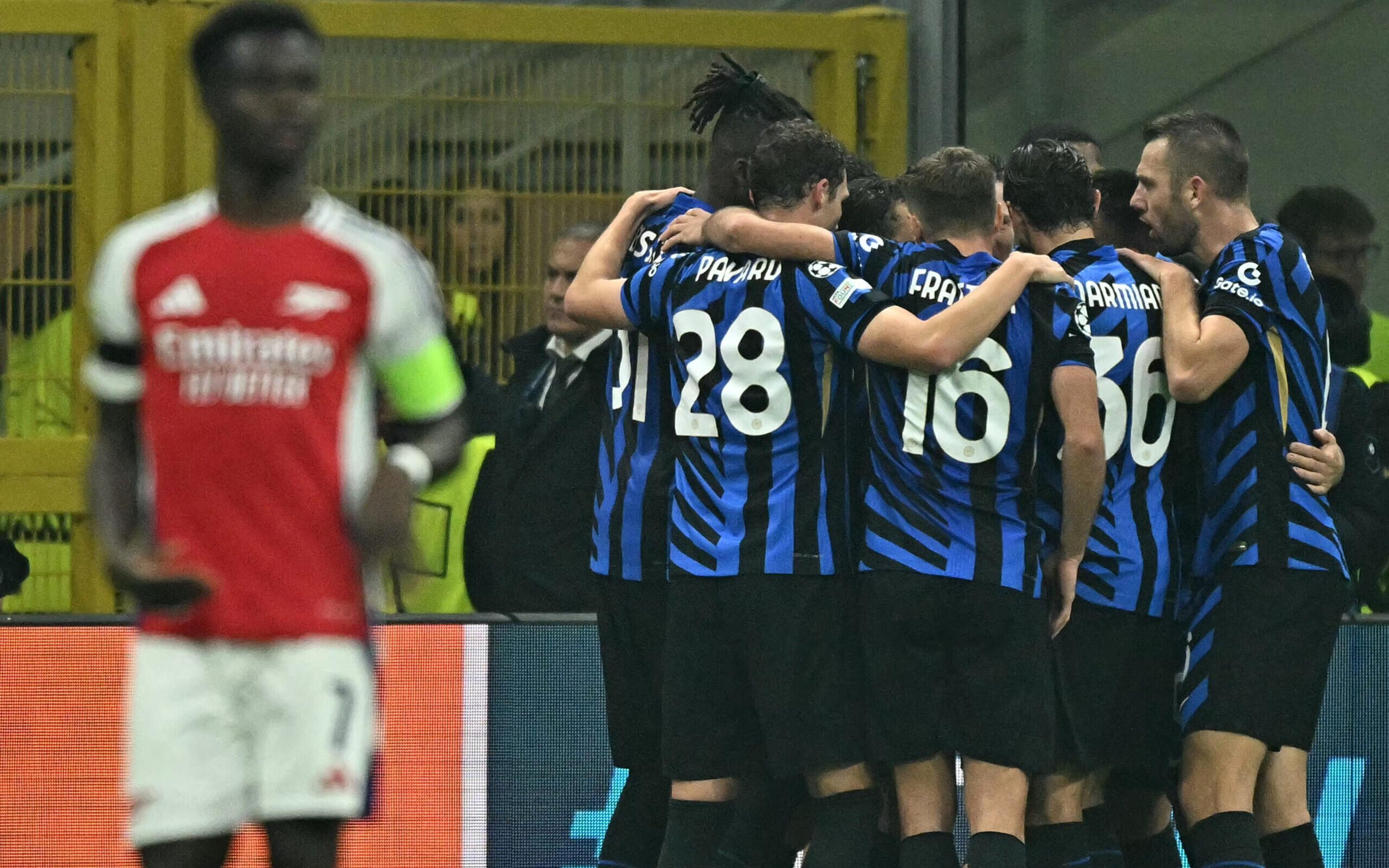 Inter bate o Arsenal e cola no líder da Champions League