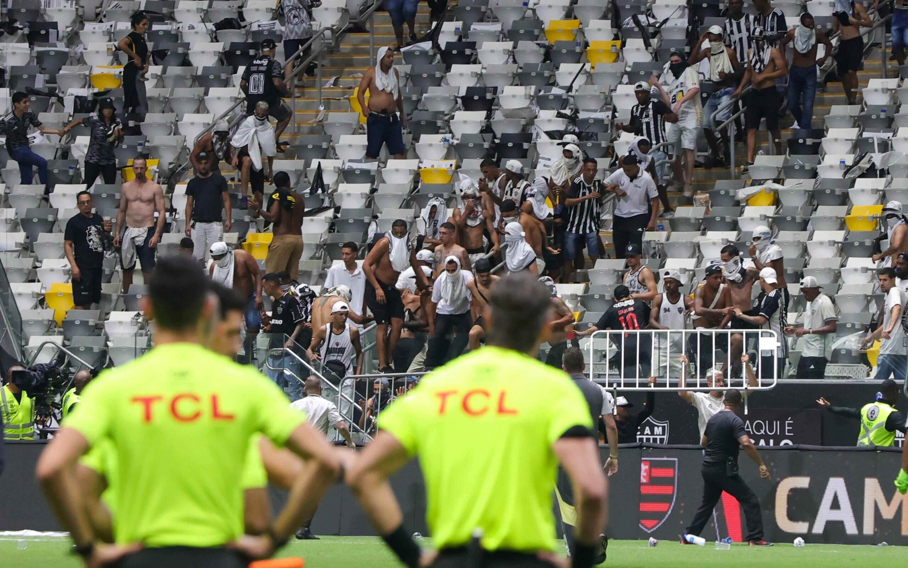 Claus detalha na súmula tumulto e bombas no jogo entre Atlético-MG e Flamengo