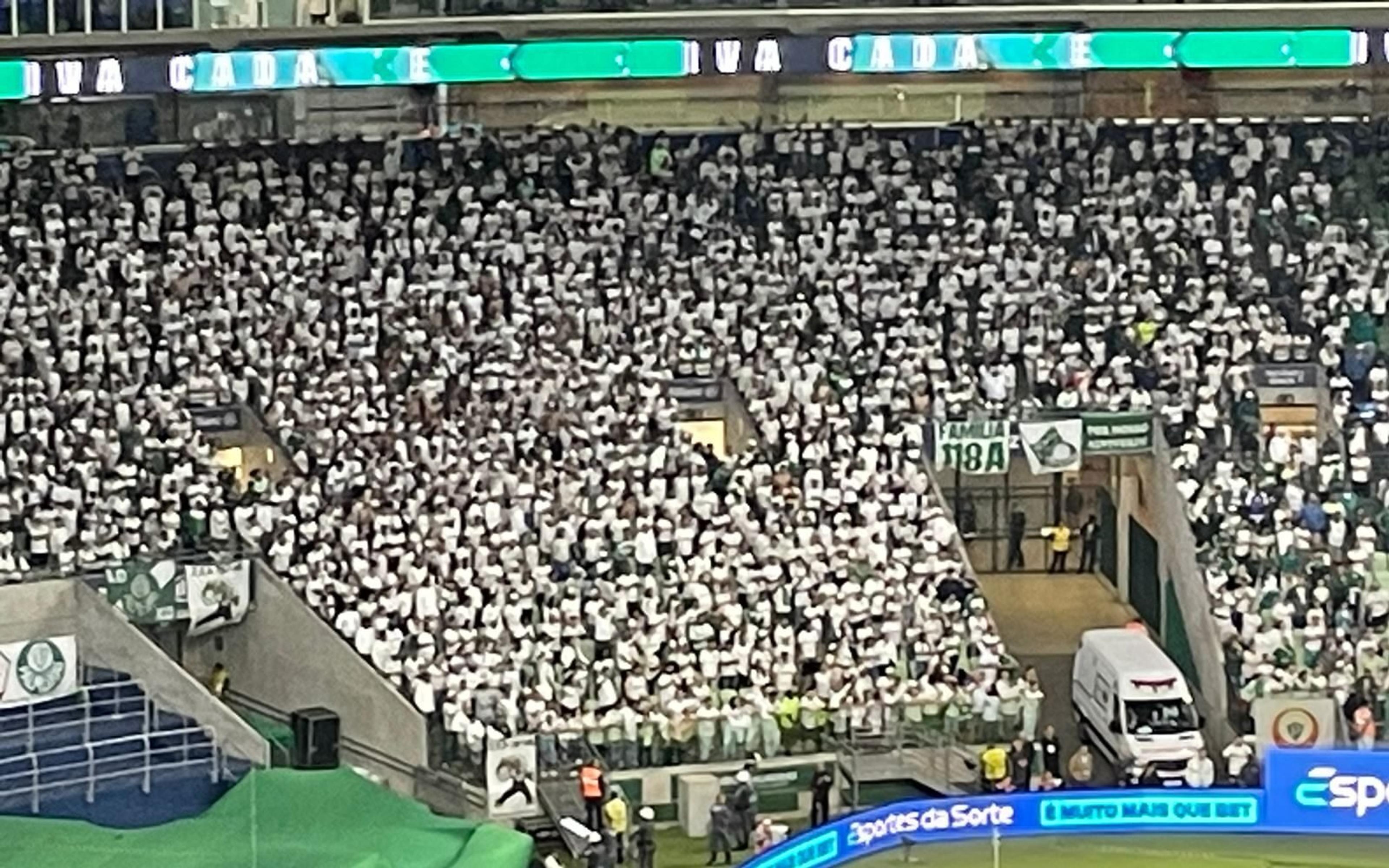 Torcida do Palmeiras protesta contra o time no jogo com o Grêmio