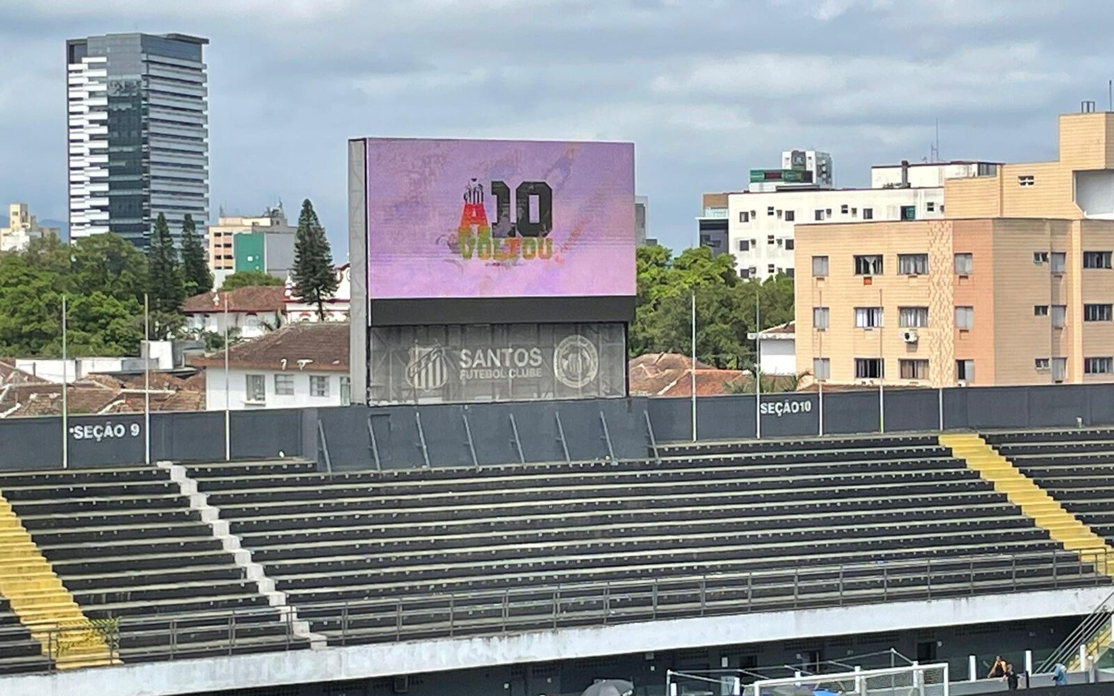 Pelé embala festa do Santos por título da Série B