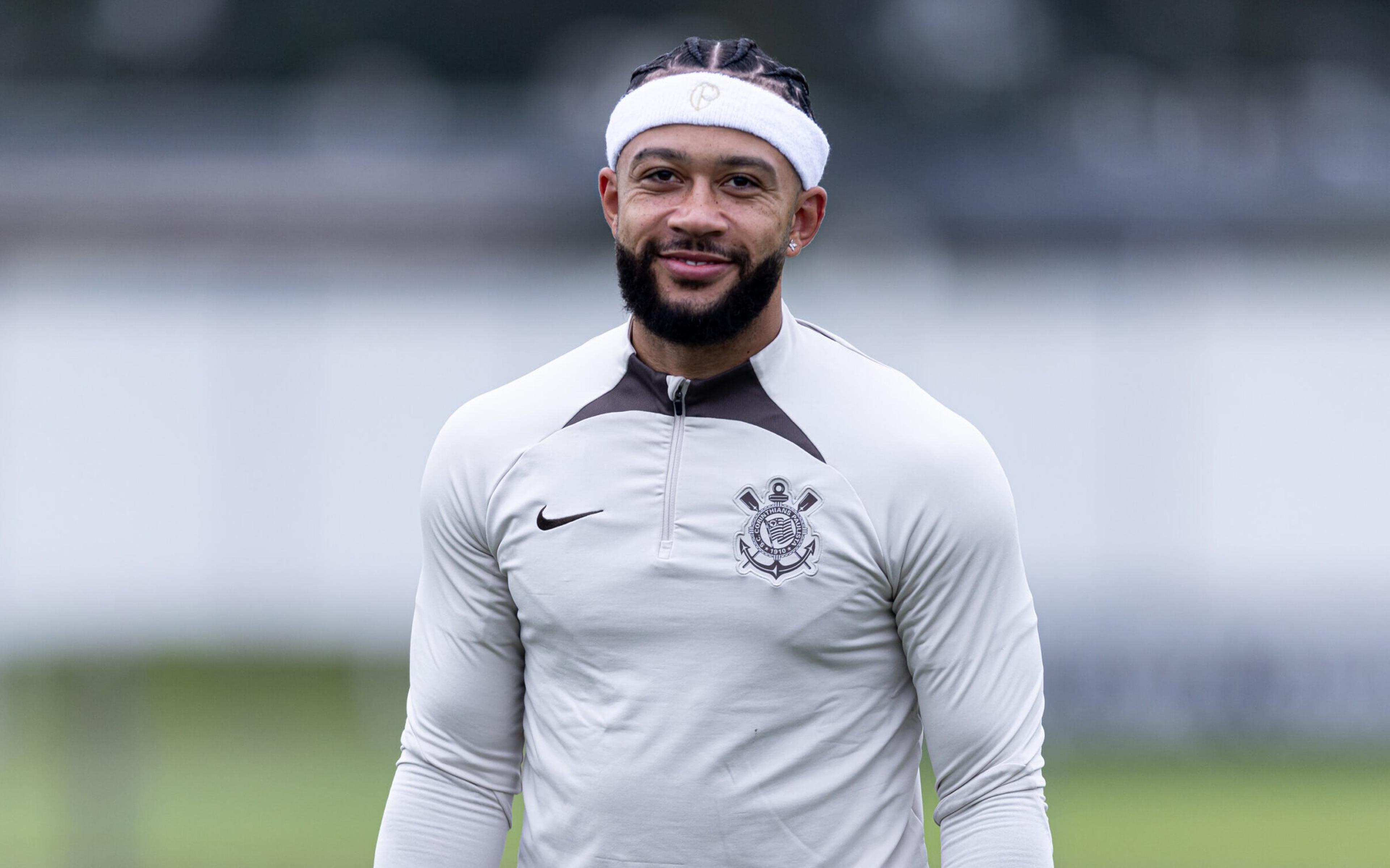 Memphis Depay aplica drible absurdo em treino do Corinthians; assista