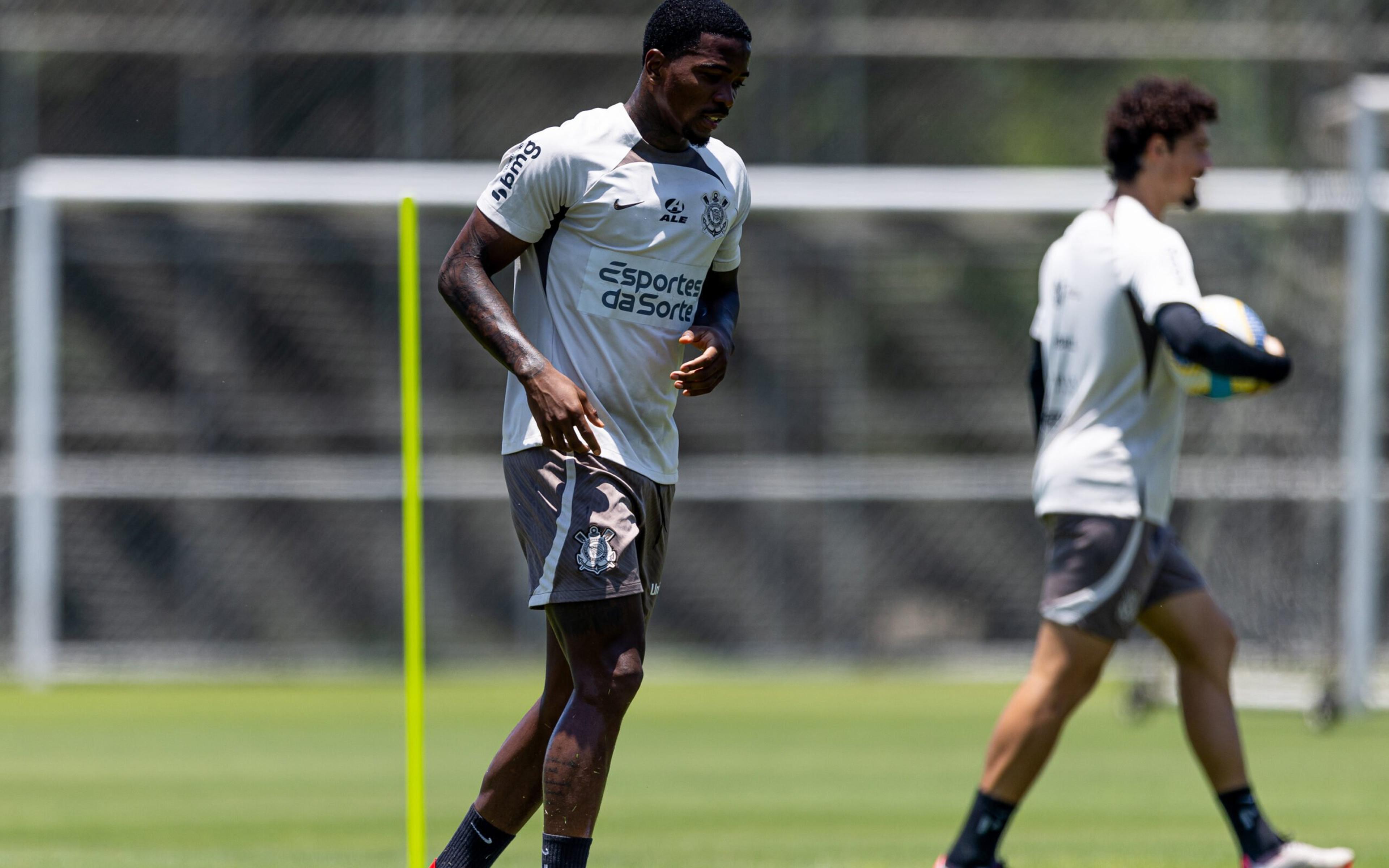 Com treino nas folgas, Cacá retorna antes do previsto ao Corinthians