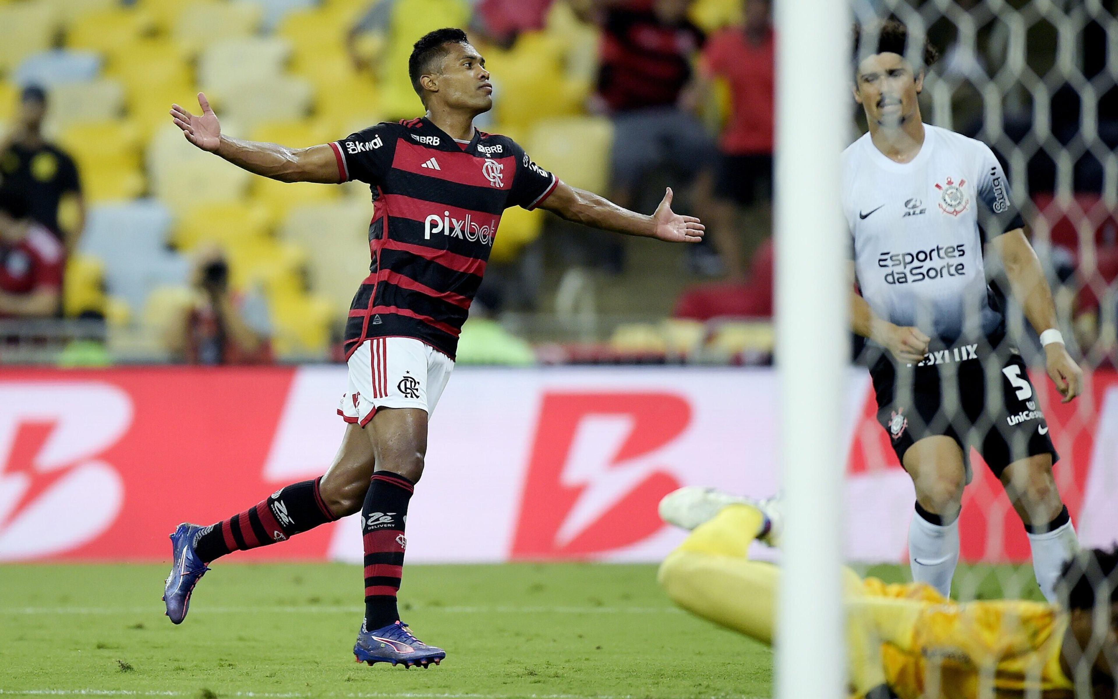 Alex Sandro e David Luiz voltam a treinar com o grupo do Flamengo