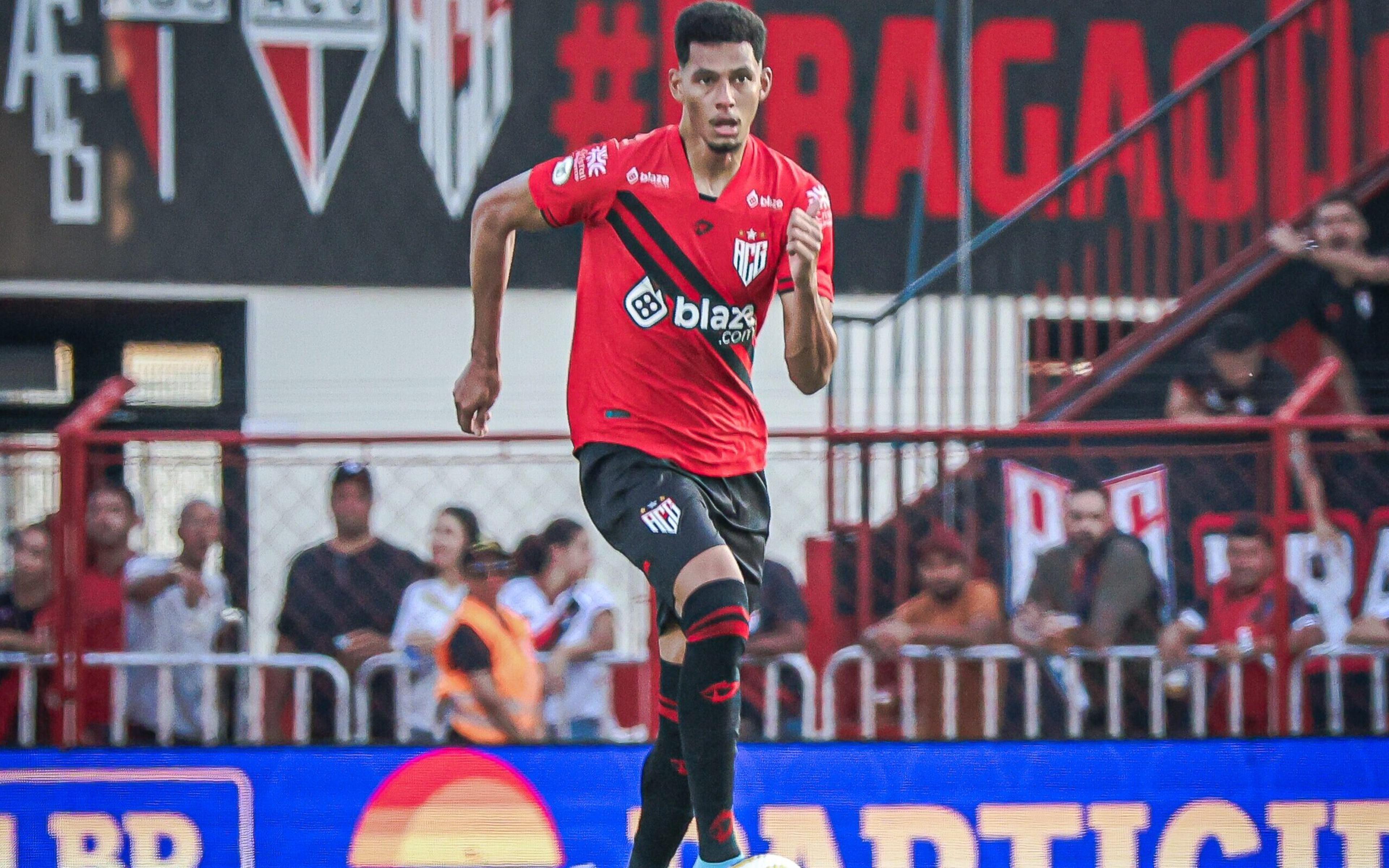 Segundo zagueiro com mais participações em gols em 2024, Alix Vinicius, do Atlético-GO, revela inspiração na carreira