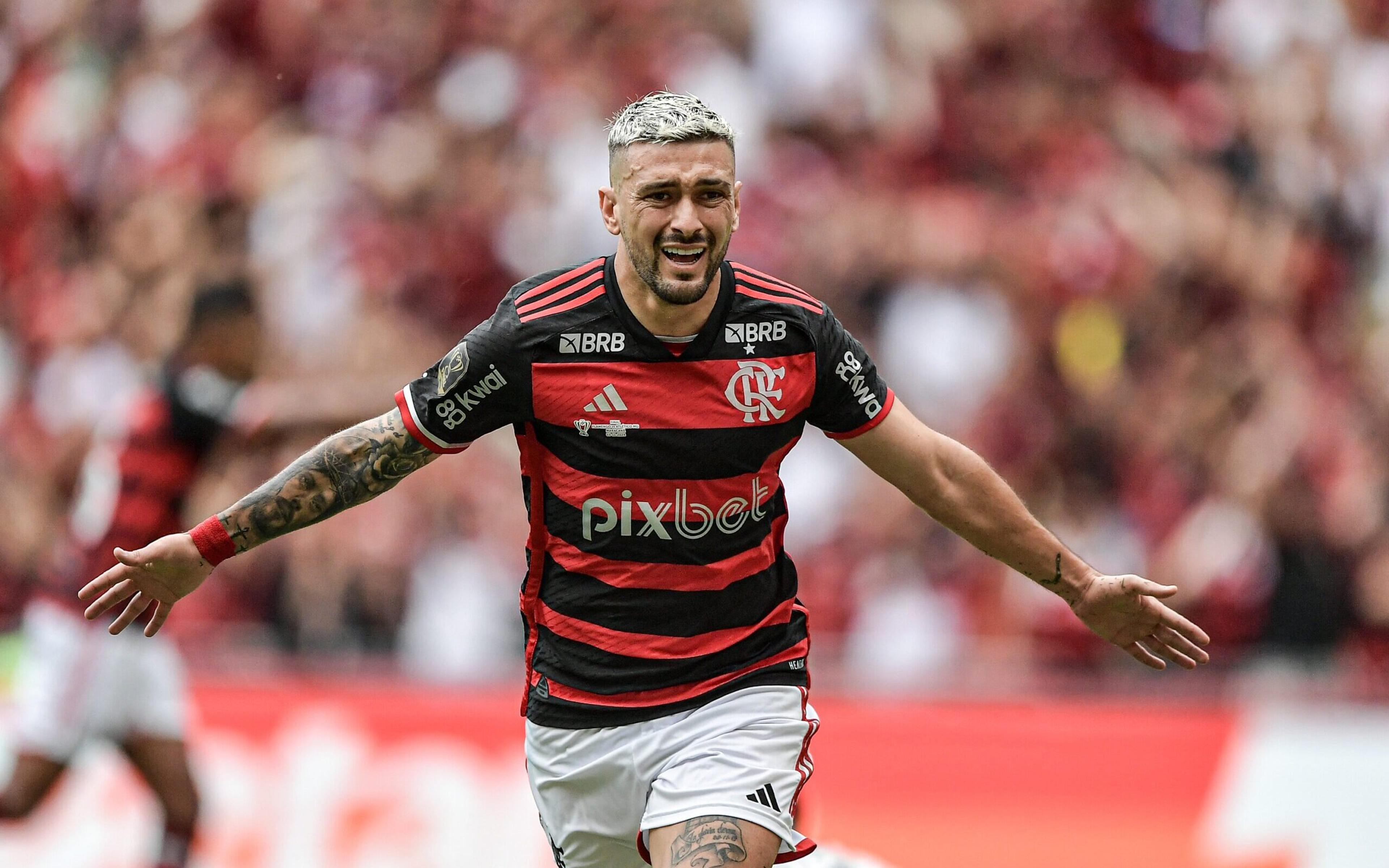 Arrascaeta brinca com intensidade de Filipe Luís no Flamengo: ‘Assim vai morrer’