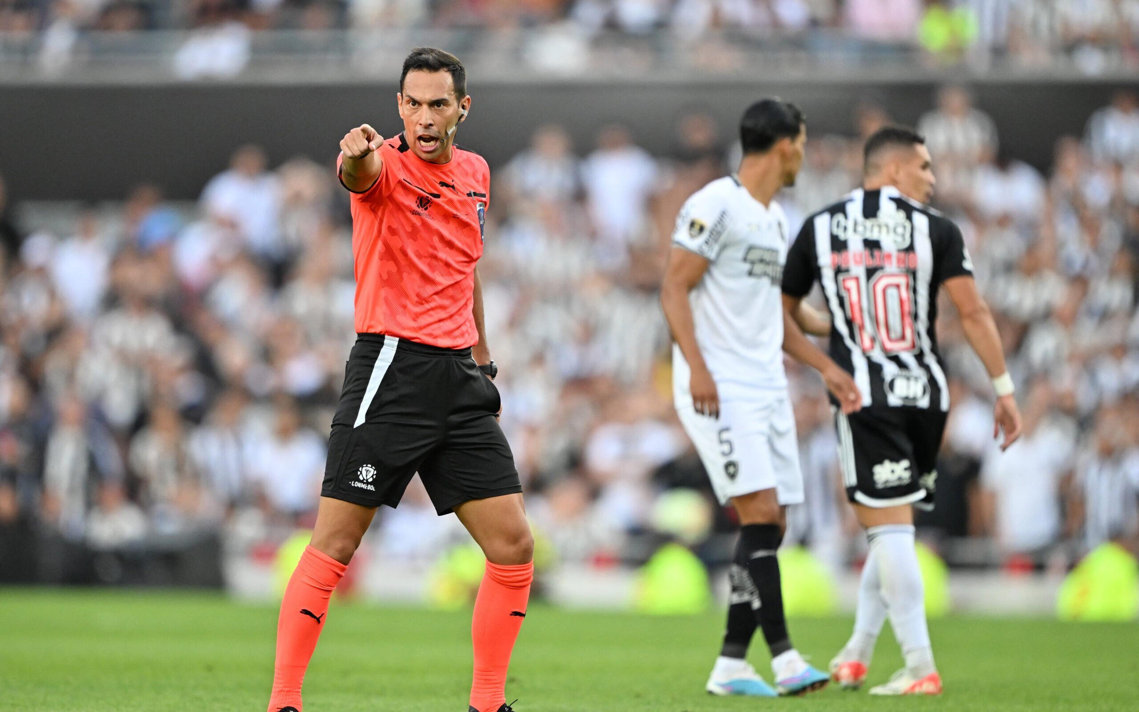 Ex-árbitra crava erro em lance polêmico de Atlético-MG x Botafogo; veja