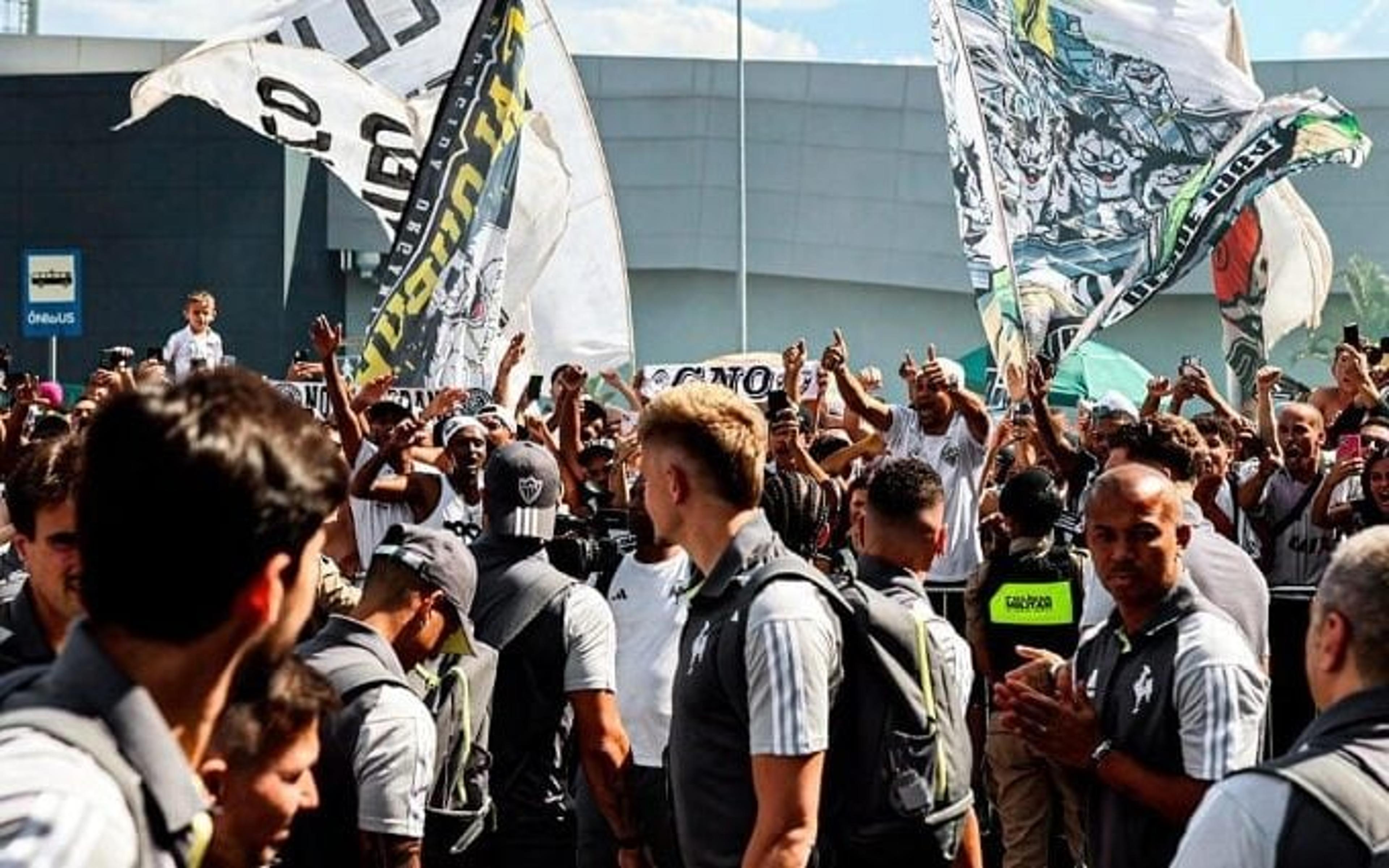 Atlético-MG x Botafogo: embarque para final da Libertadores tem apoio da Massa