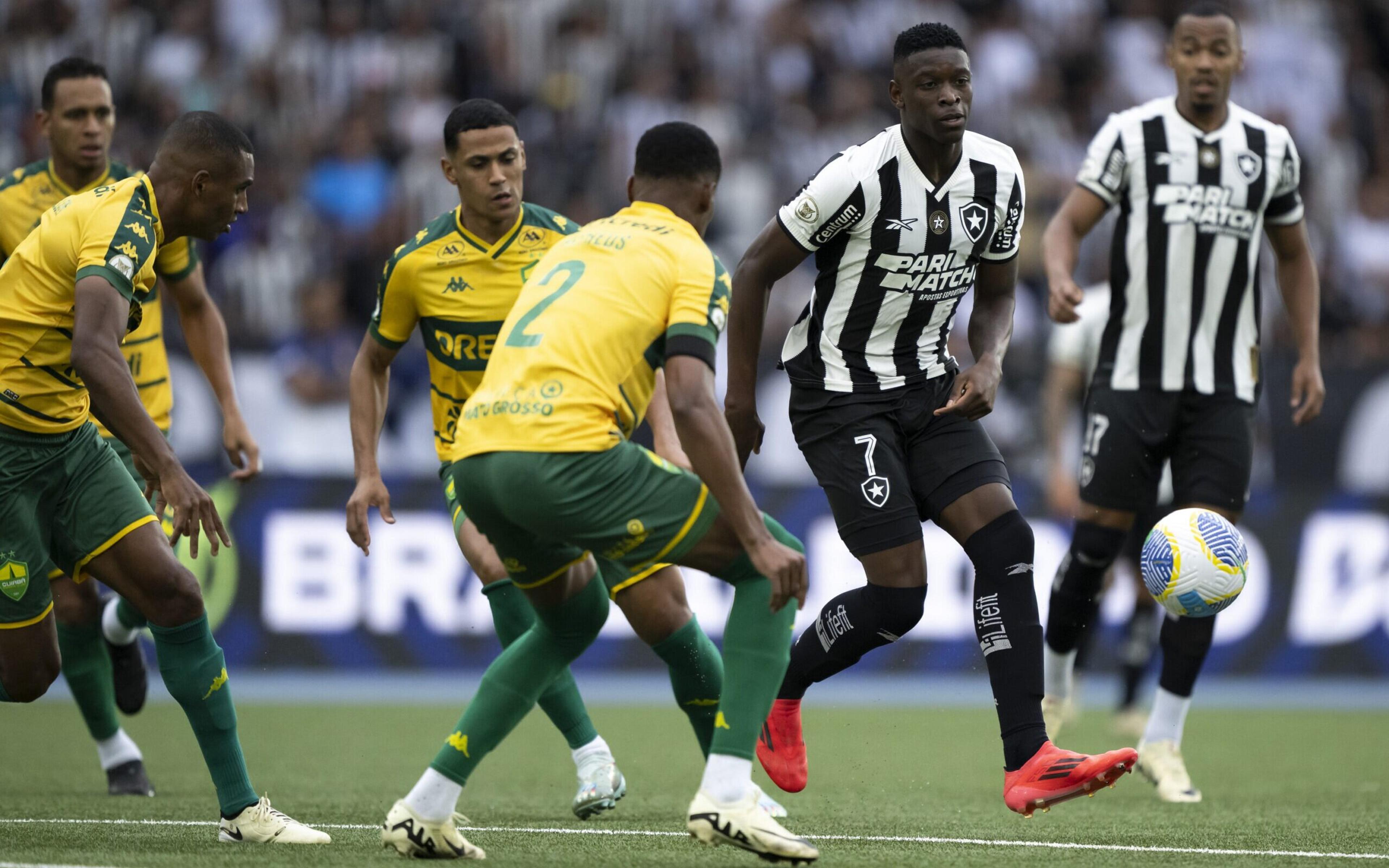 Botafogo esbarra na defesa e fica no empate com o Cuiabá pelo Brasileirão