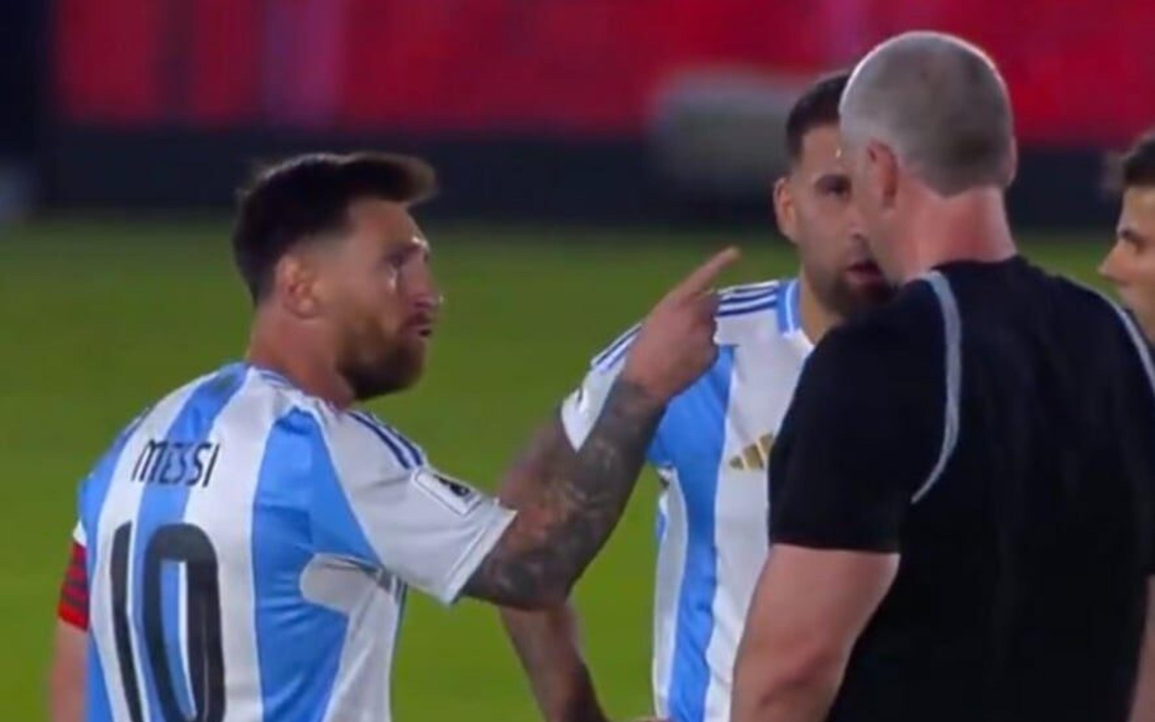 Dublador interpreta o que Messi disse a Daronco em bronca com dedo na cara