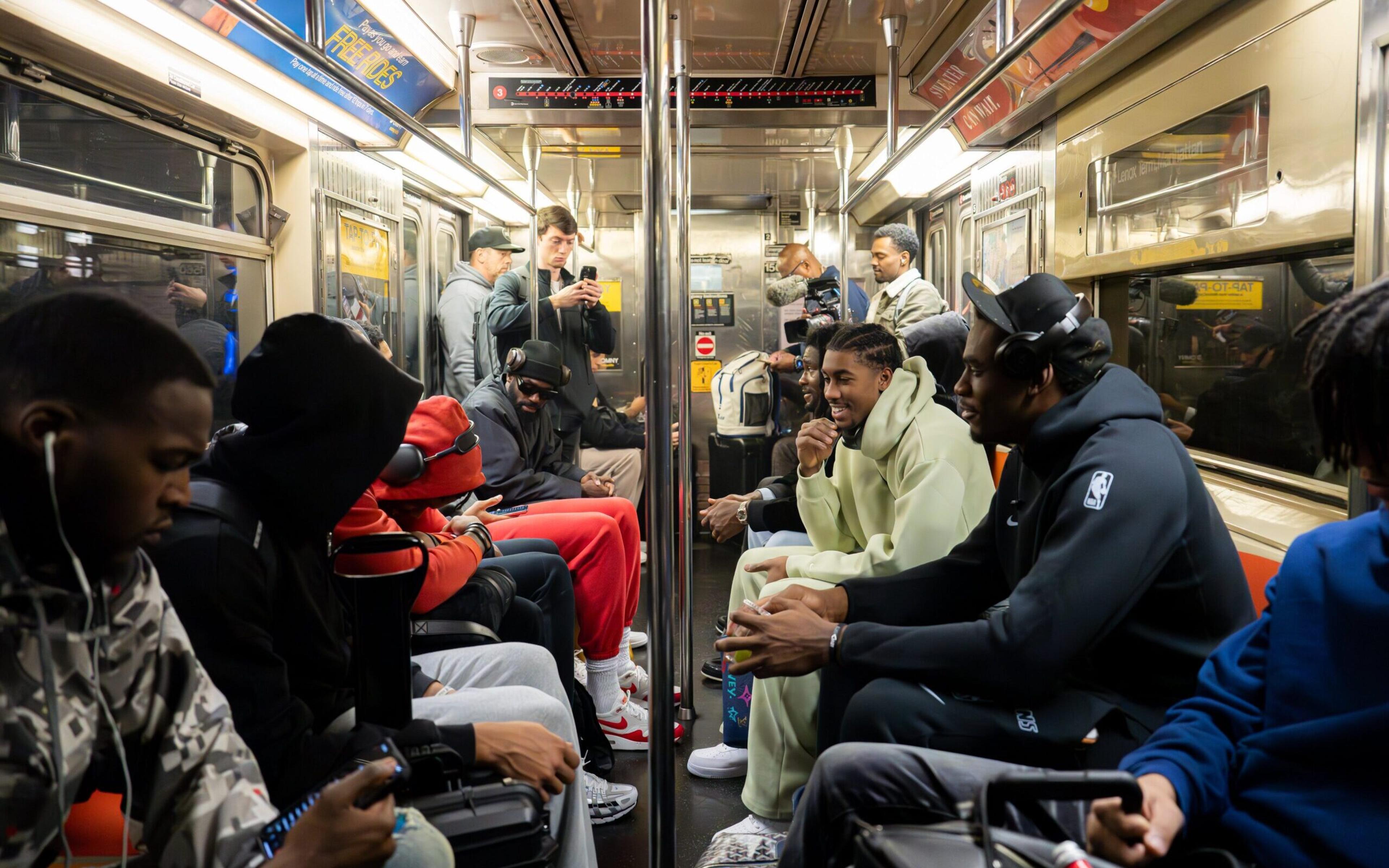 Time da NBA surpreende fãs e vai ao jogo de metrô; entenda