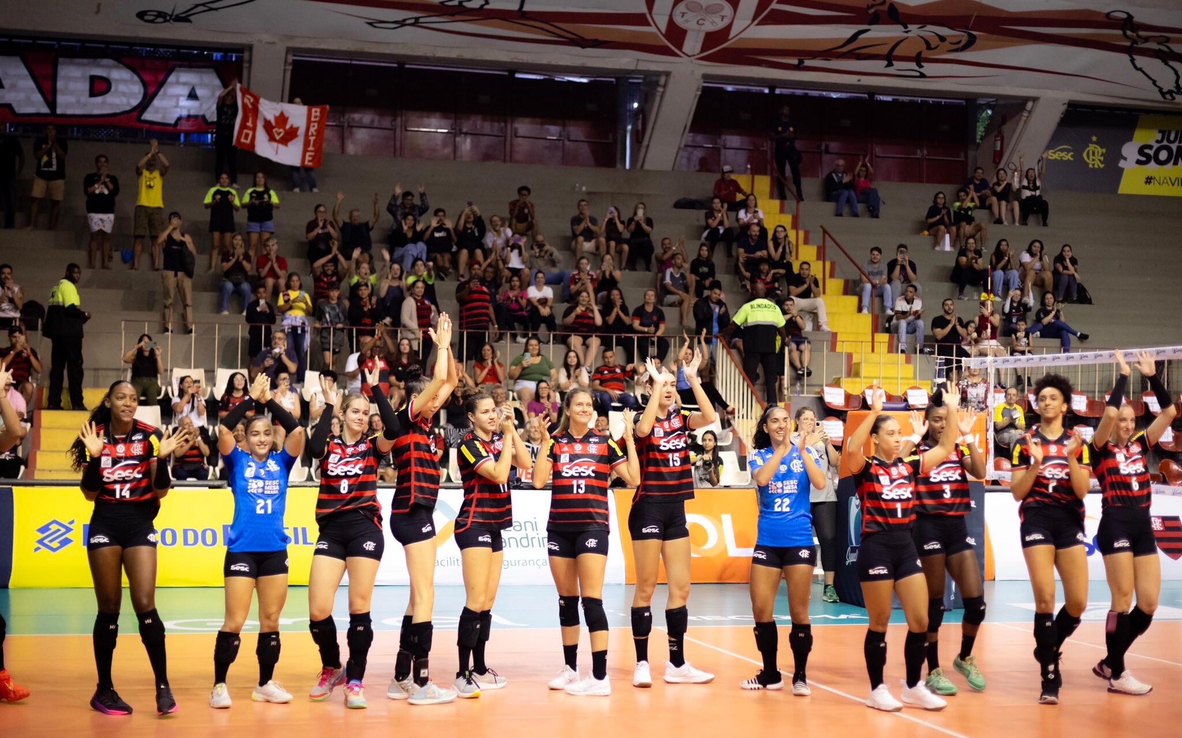 Superliga Feminina: após apagão no ginásio, Flamengo vence Pinheiros