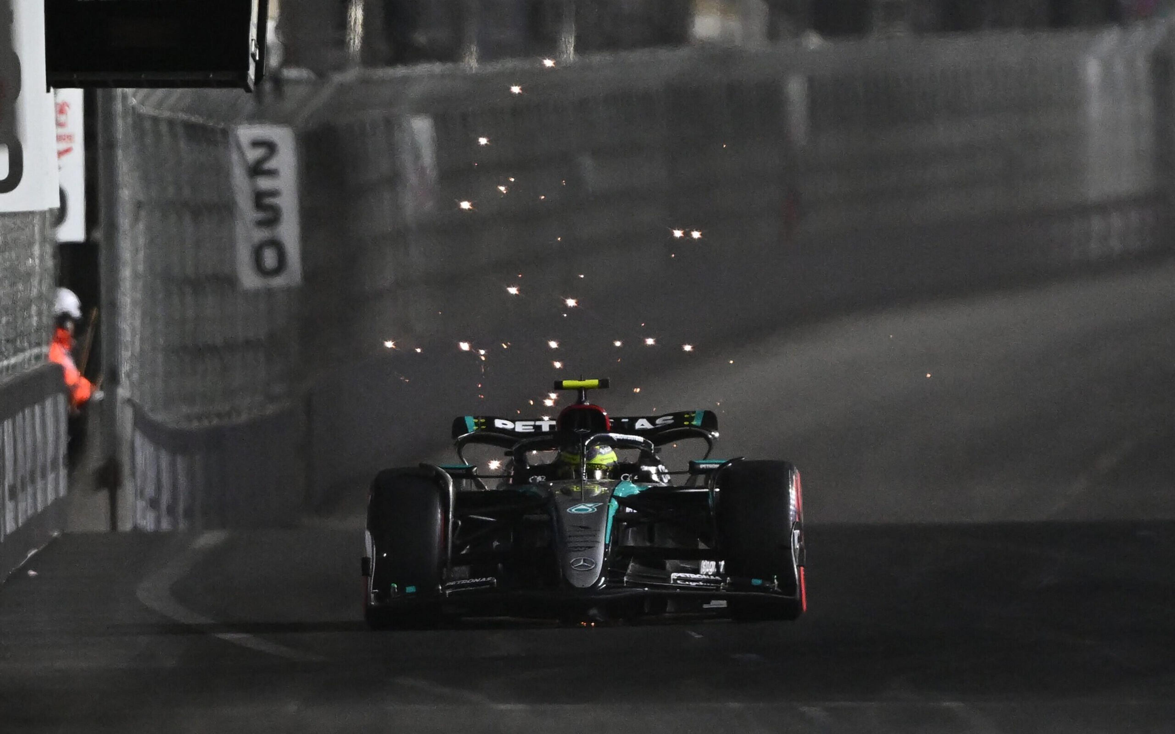 Hamilton repete desempenho e põe Mercedes no topo do TL2 do GP de Las Vegas; Norris é 2º