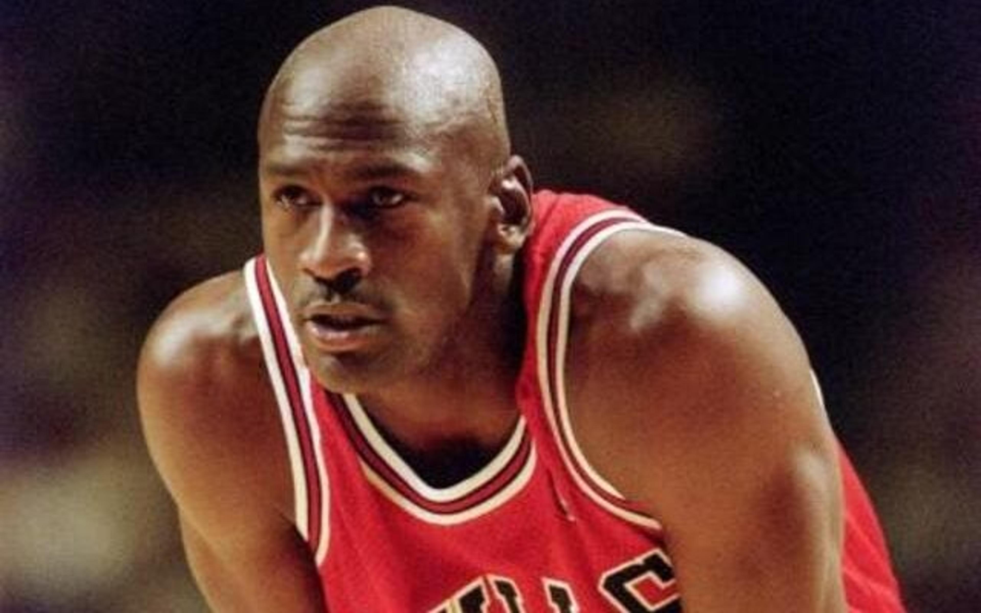 Camisa usada por Michael Jordan no Chicago Bulls na NBA é leiloada