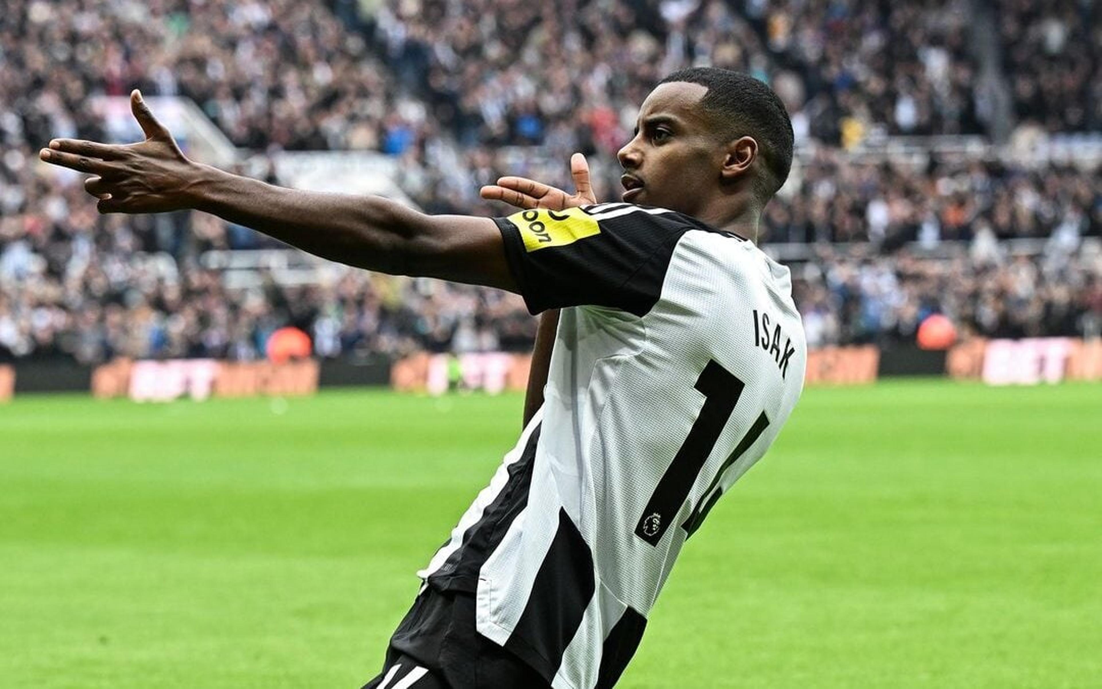 Isak marca, e Arsenal é superado pelo Newcastle na Premier League