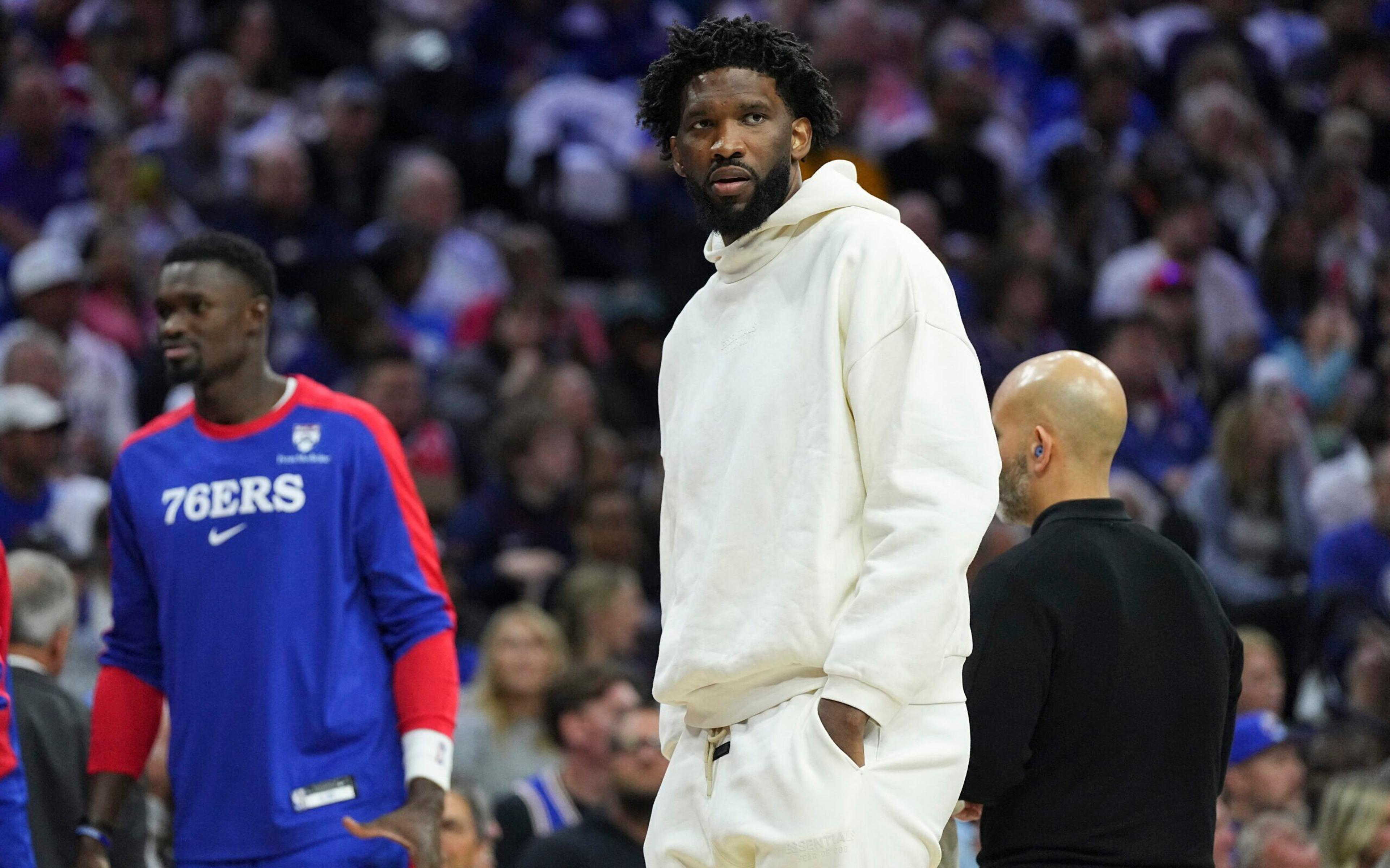 Embiid se irrita ao comentar críticas na NBA: ‘Fiz coisa para c*** por essa p*** de cidade’