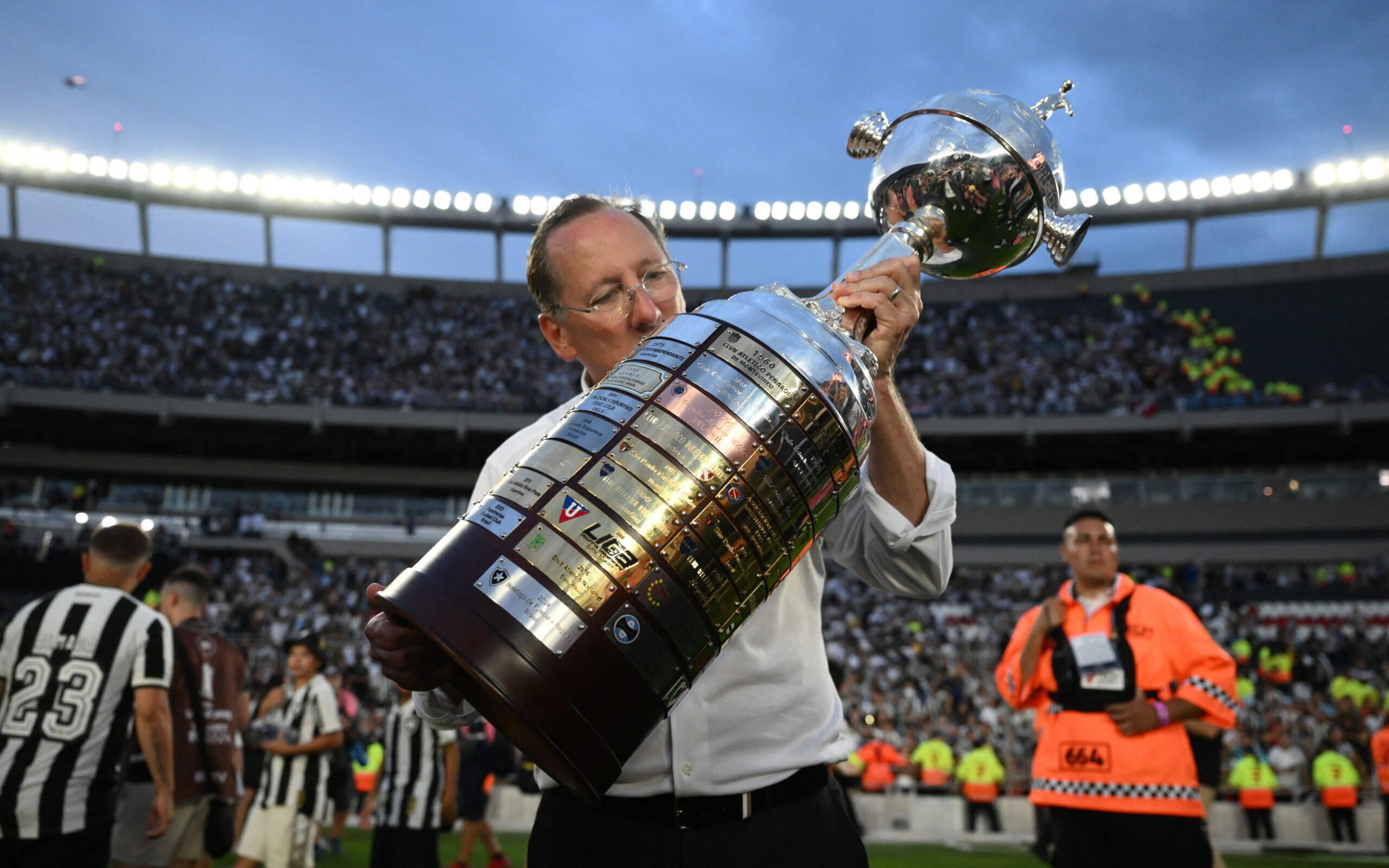 John Textor comemora título do Botafogo na Libertadores: ‘Maior do que a Europa’